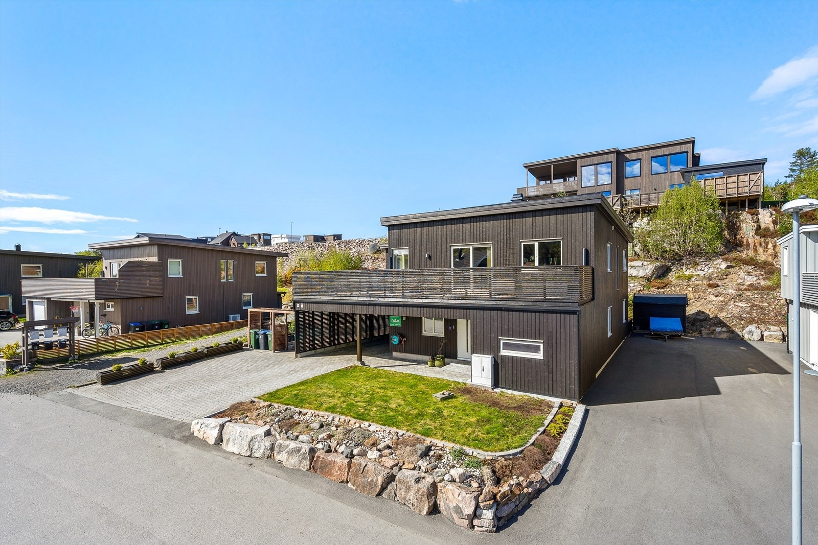 Din lokale eiendomsmegler Notar v/Anders Havneraas presenterer Piggsoppen 31, en moderne og familievennlig enebolig! Foto: Interiørfoto Galleribilde