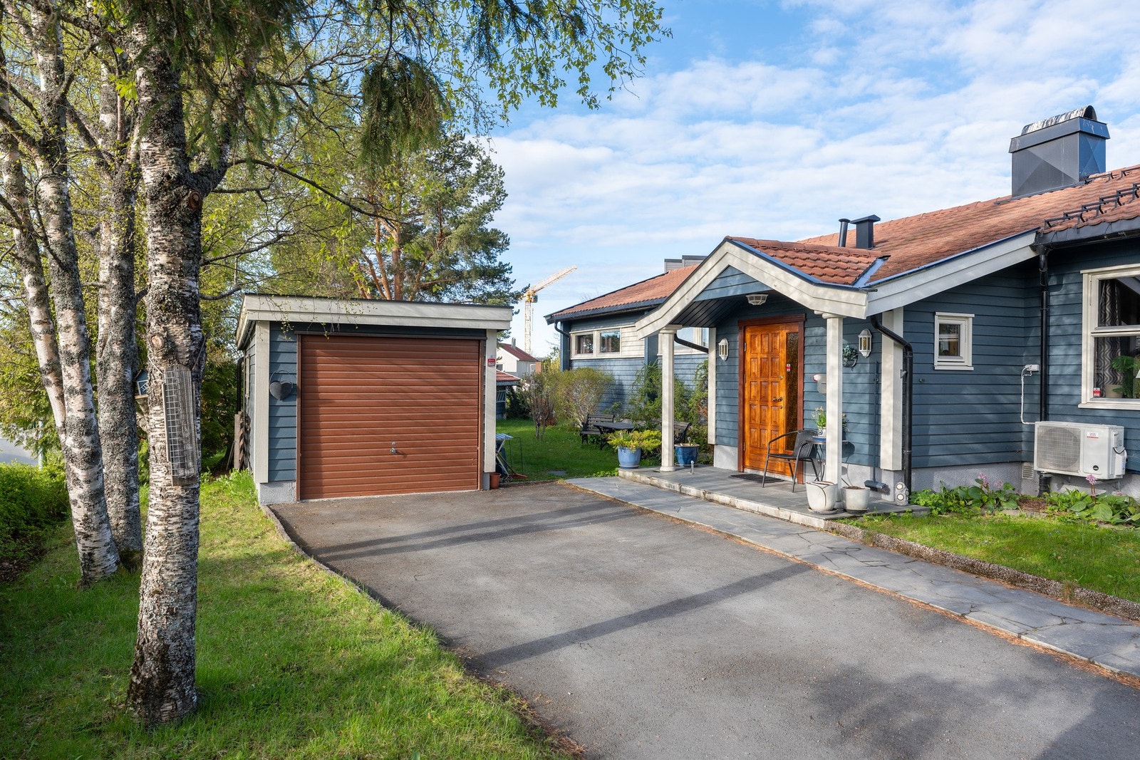 Boligen har to garasjer i tillegg til biloppstillingsplass. Garasje til høyre i bildet har direkte adkomst til huset. Galleribilde