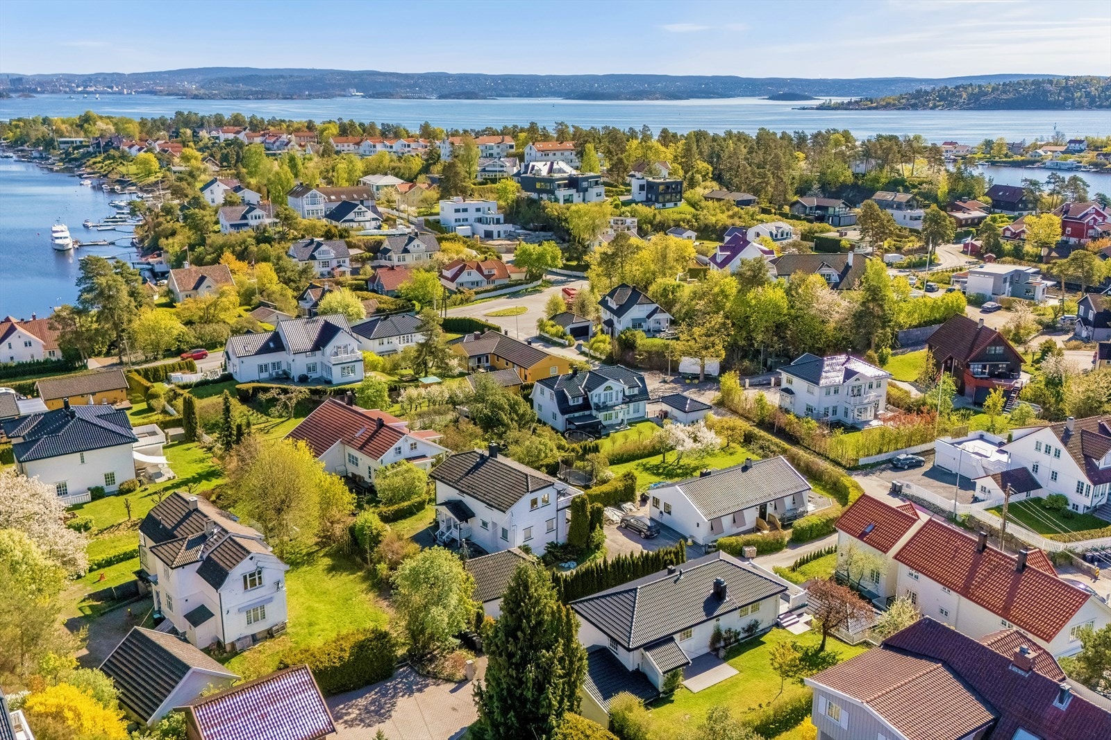 Eiendommen har en grønn og trivelig hage med plen, trær og beplantning som skaper en skjermet og koselig atmosfære. Her er det gode muligheter for å nyte rolige dager utendørs i hyggelige omgivelser. Galleribilde