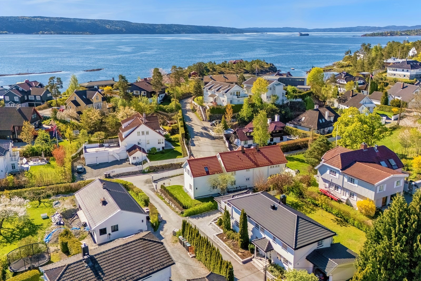 Eiendommen ligger i en rolig blindvei, med få meter til endeholdeplassen og kort vei til både kyststien og badestrand. Galleribilde