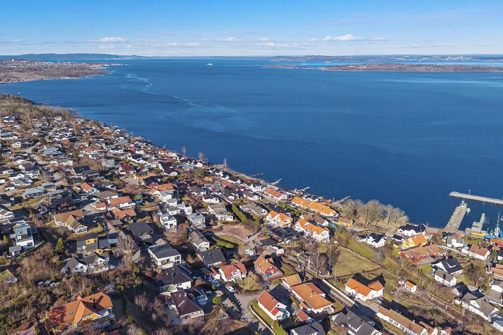Fra boligen er det kort vei ned til båthavnen og badestranden i Åsgårdstrand. Galleribilde