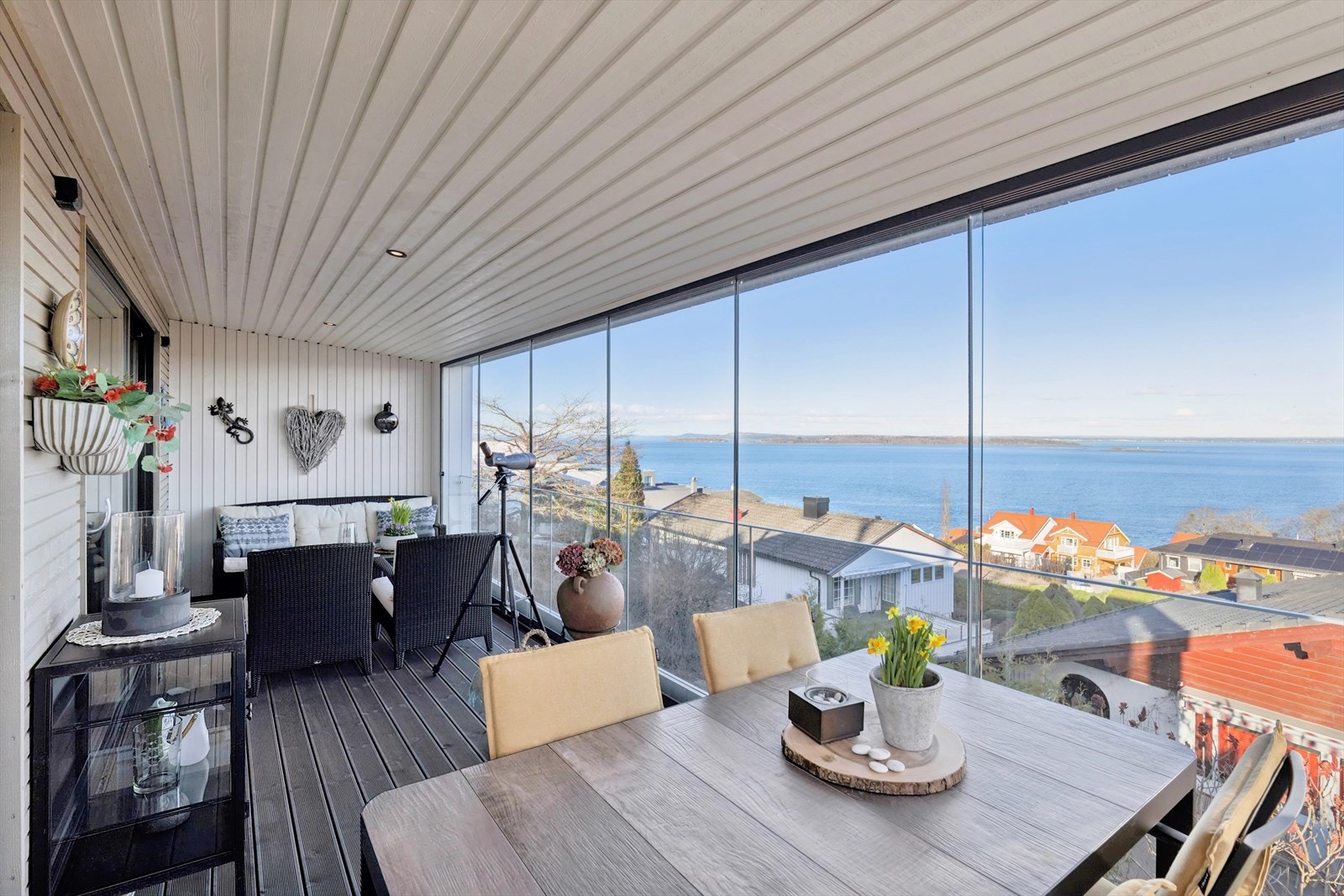 Balkongen ut fra stue/kjøkken er innglasset og er av god størrelse, 21 kvm. Galleribilde