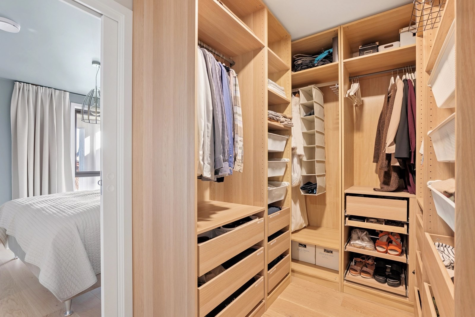 Walk-in garderobe. Galleribilde