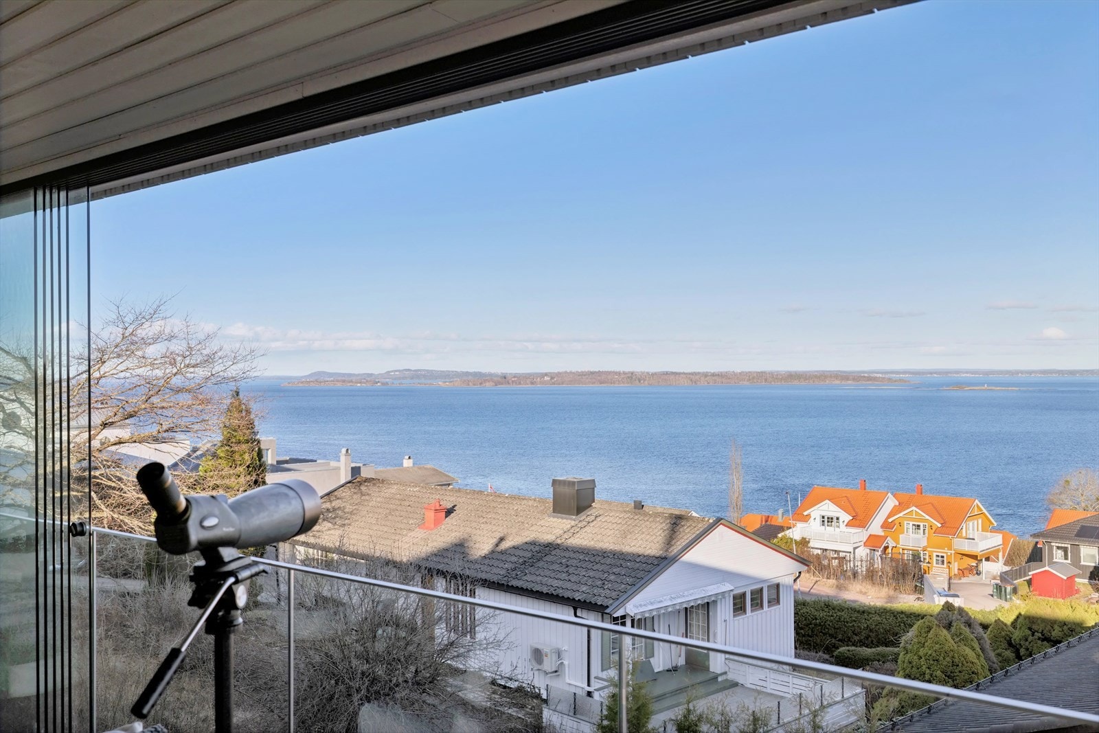 Fantastisk utsikt hvor man kan følge godt med alt som skjer på fjorden. Galleribilde