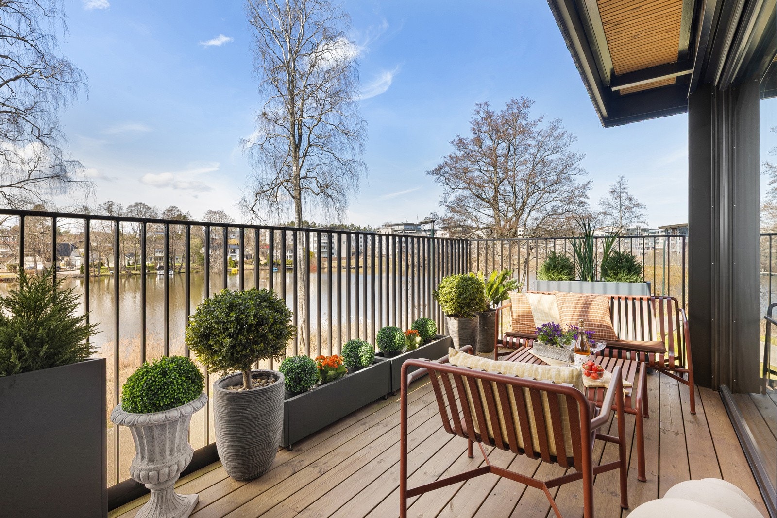 Gode solforhold og åpen beliggenhet gir en luftig og innbydende uteplass Galleribilde