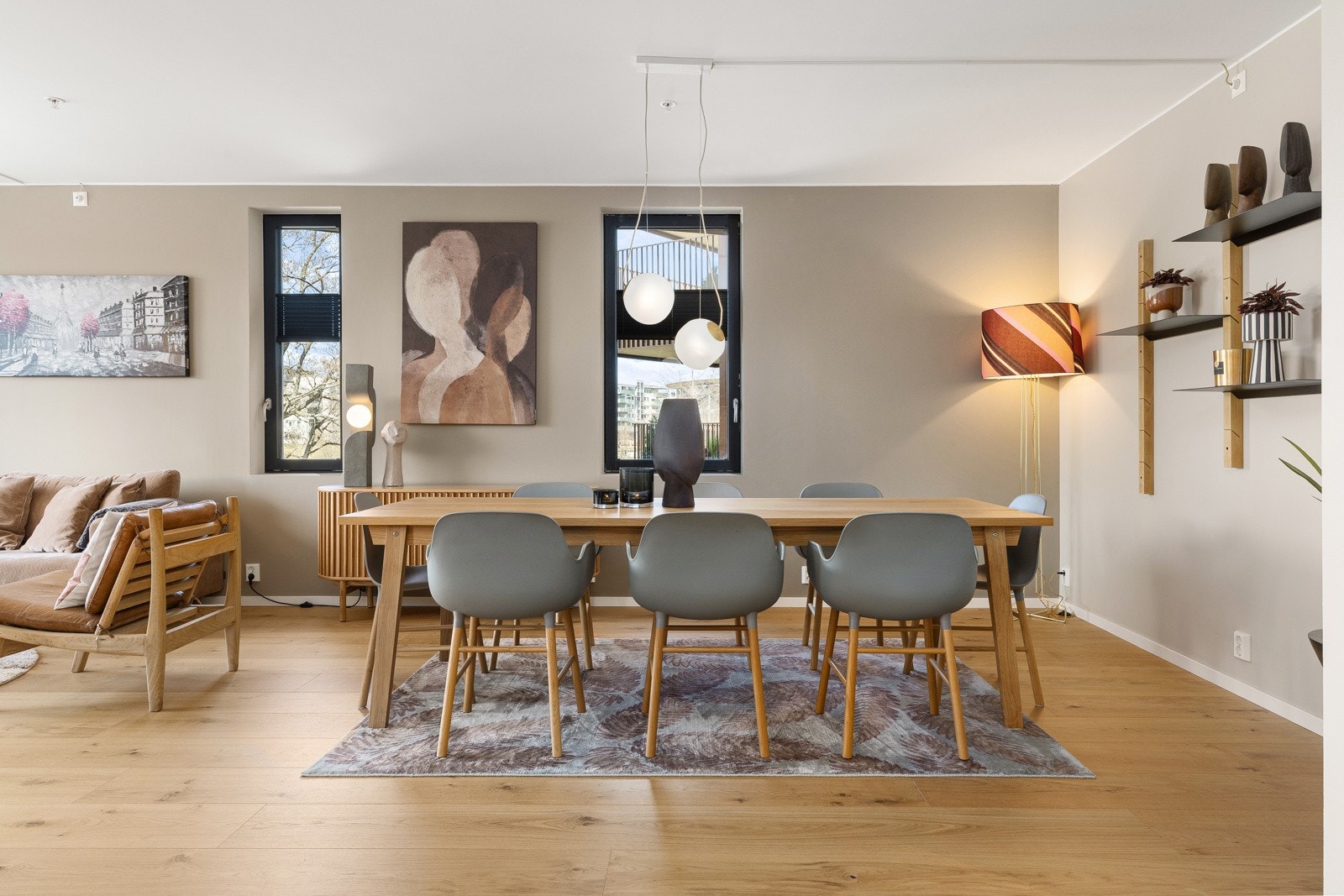 Spiseplass i åpen forbindelse med kjøkkenet - perfekt til både hverdag og gjester Galleribilde