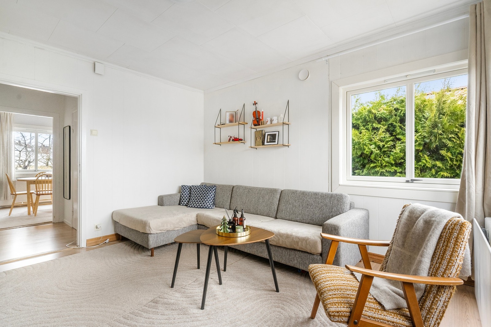 Stuen er lys og koselig med god plass til sofa- og tv-møblement. Galleribilde