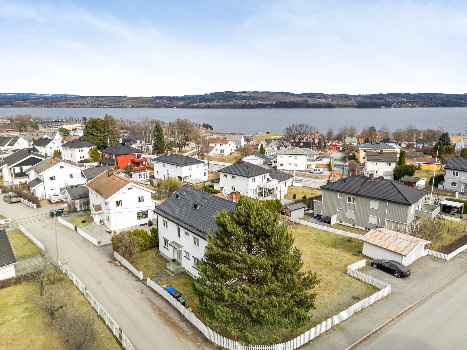 Boligen ligger i et rolig og etablert nabolag med romslige eiendommer og gode solforhold, samtidig som du har kort vei til det meste byen har å by på. Galleribilde