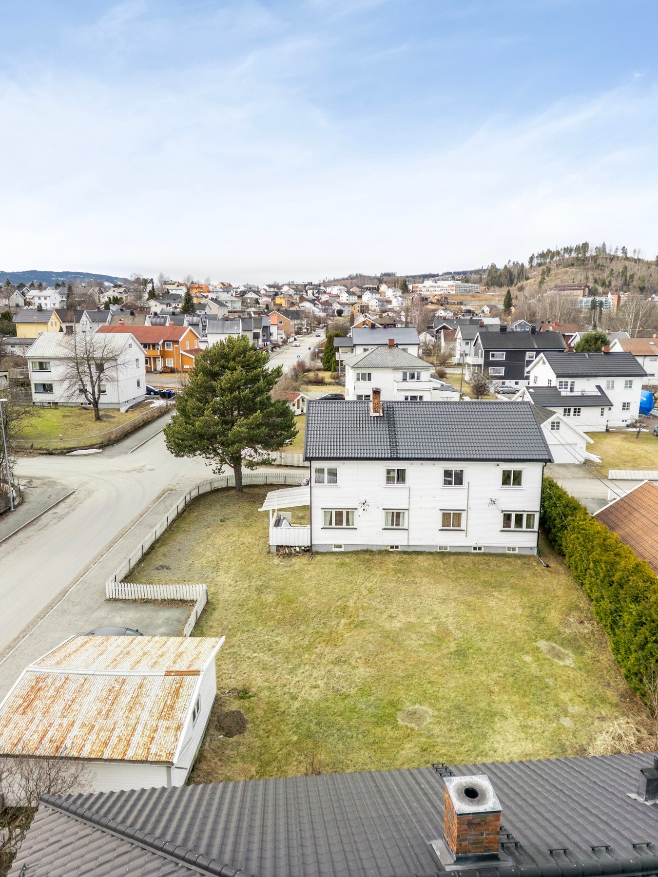 Fra eiendommen bruker du omtrent et kvarter til fots til sentrum, hvor du finner et variert utvalg av butikker, serveringssteder og servicetilbud. Galleribilde