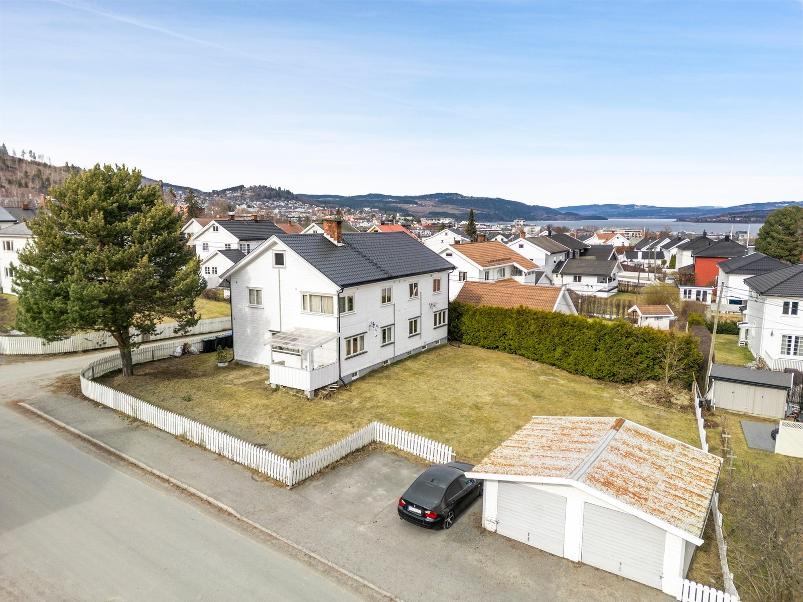 Her får du en romslig og attraktiv eiendom med hele 5 innredede leiligheter. Galleribilde