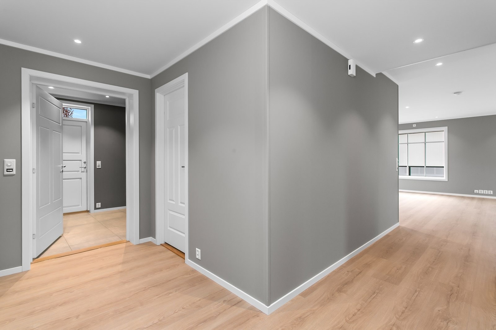 Entré med inngang til boligens øvrige rom - Alle rom med unntak av soverom har gulvvarme Galleribilde