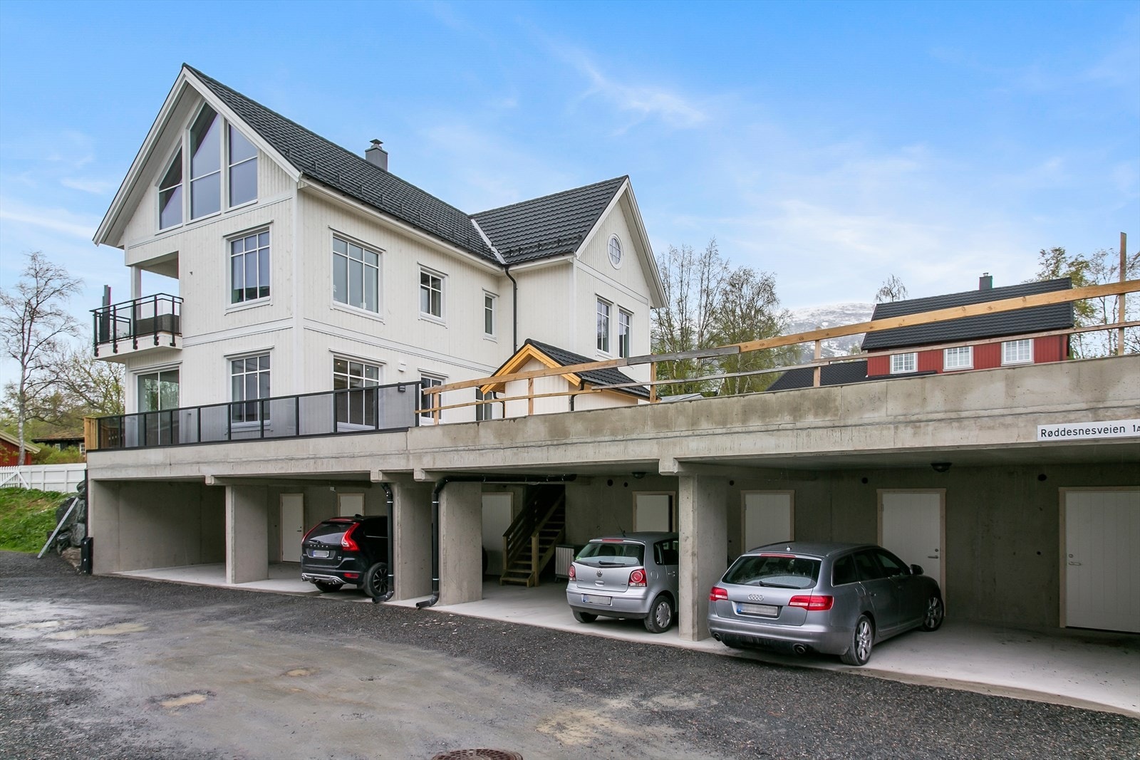 Leiligheten disponerer carport med tilhørende bod med adkomst via trappehus ved leilighetens inngangsparti Galleribilde