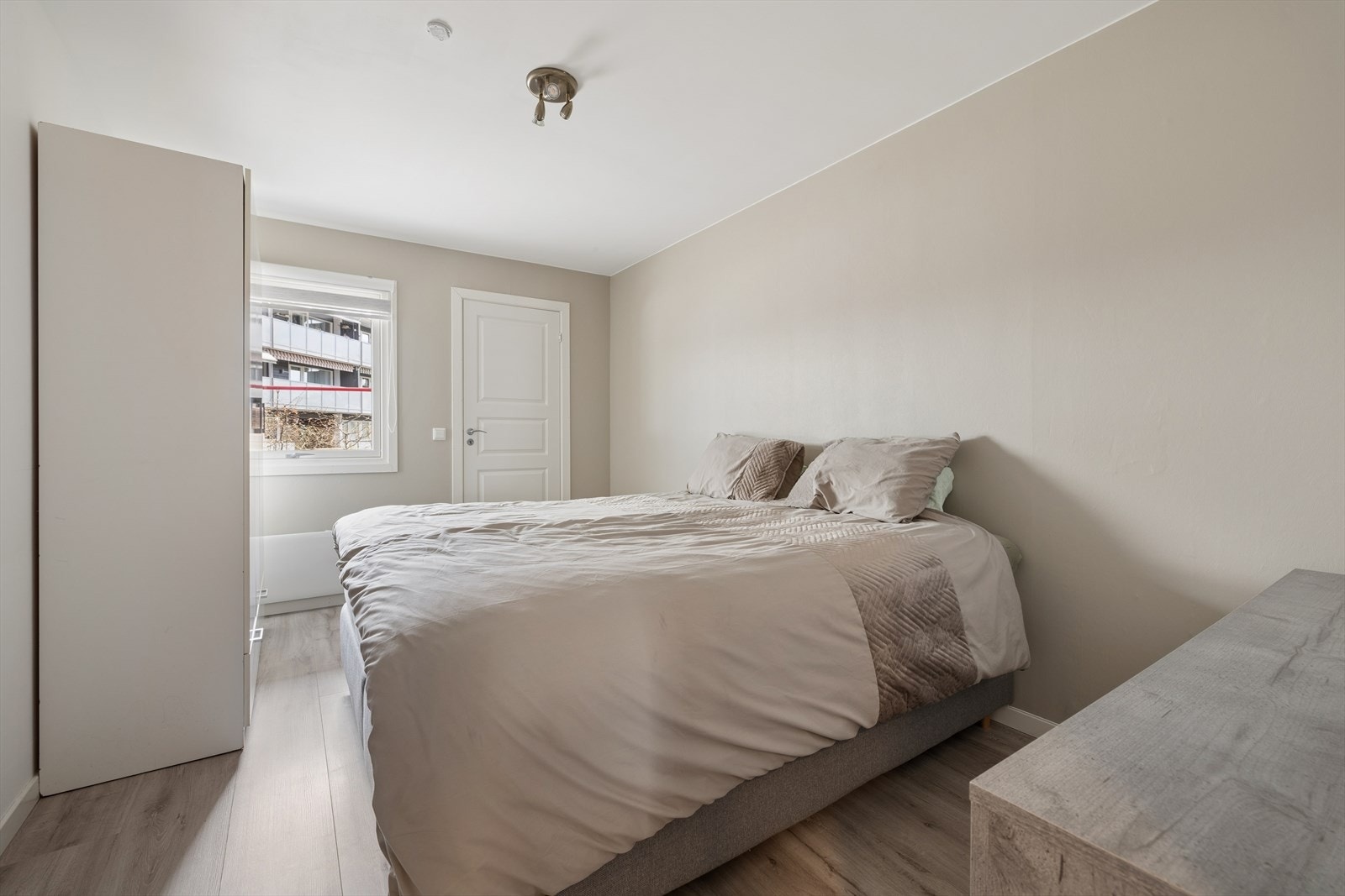 Stort og lyst soverom med god plass til garderobe i tillegg til walk-in-closet Galleribilde