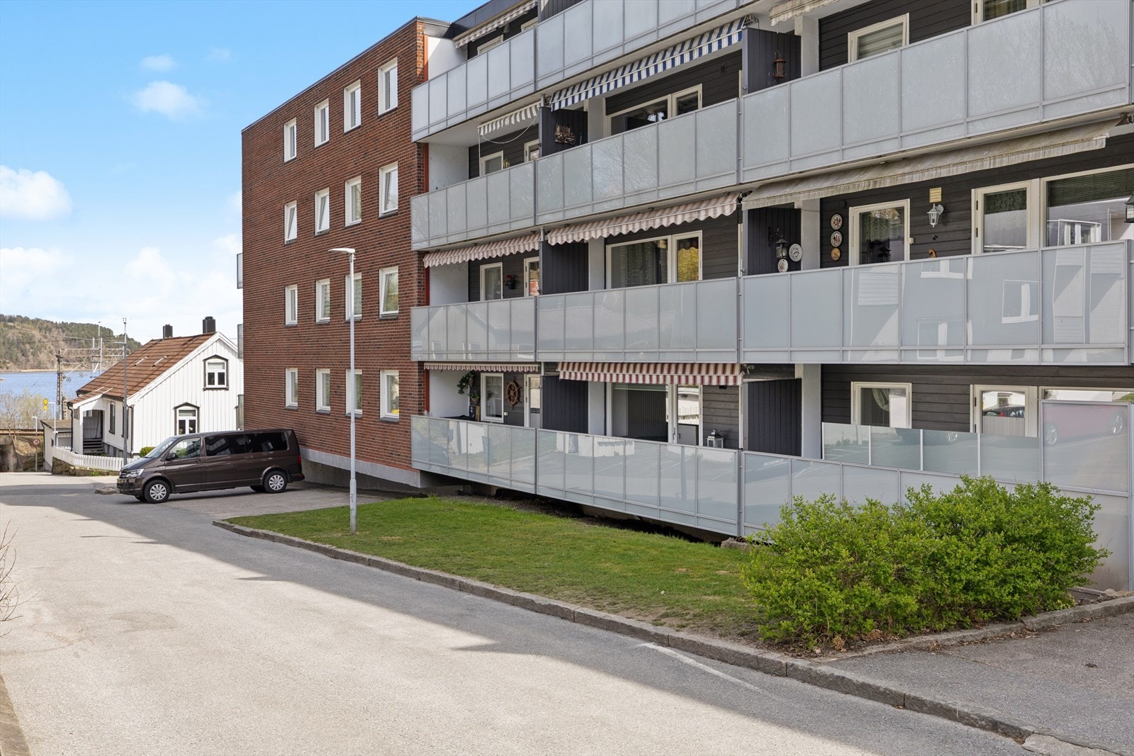 Kort gangavstand til bykjernen, togstasjon, glengshølen m/ tursti Galleribilde