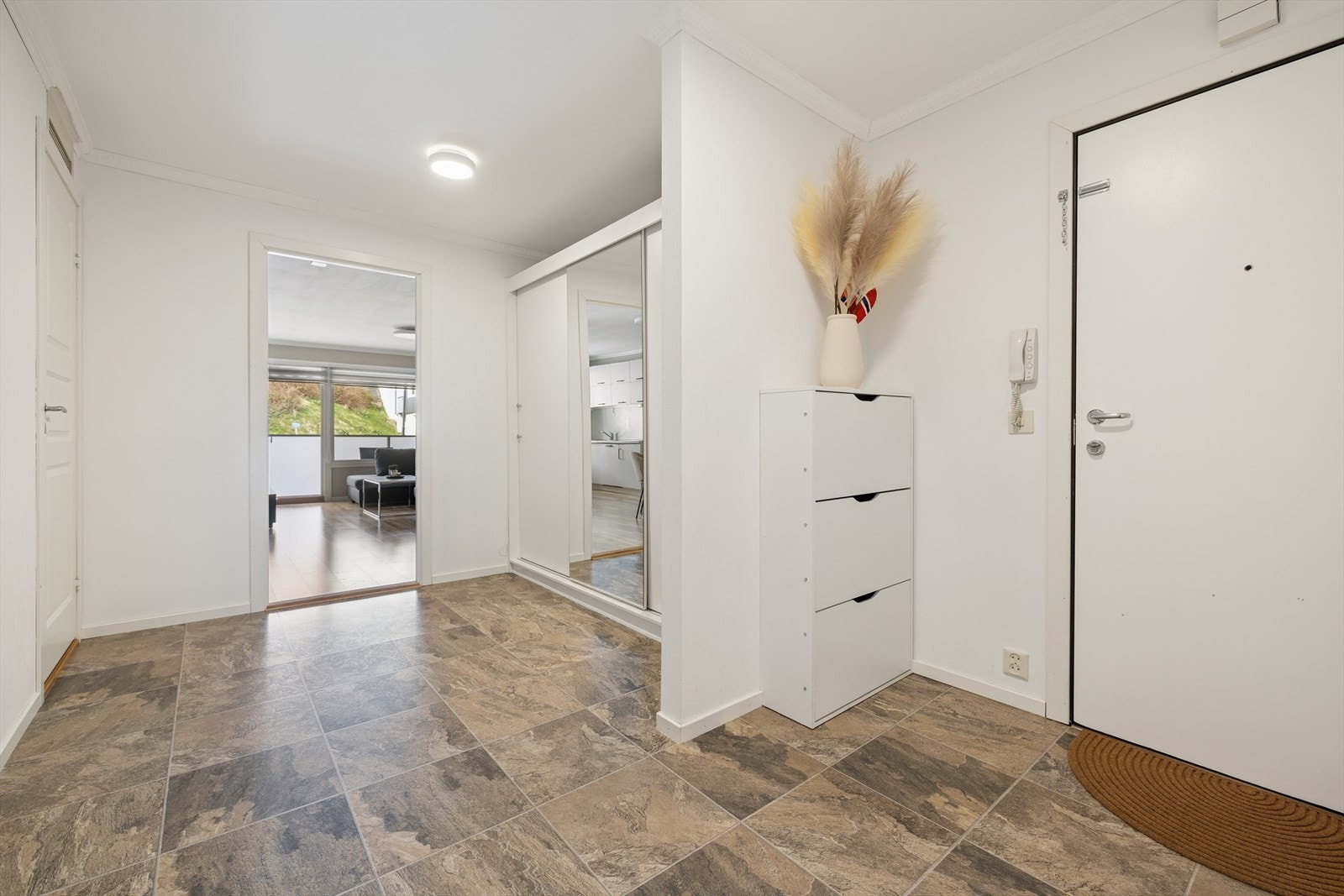 Stor gang med skyvedørsgarderobe Galleribilde