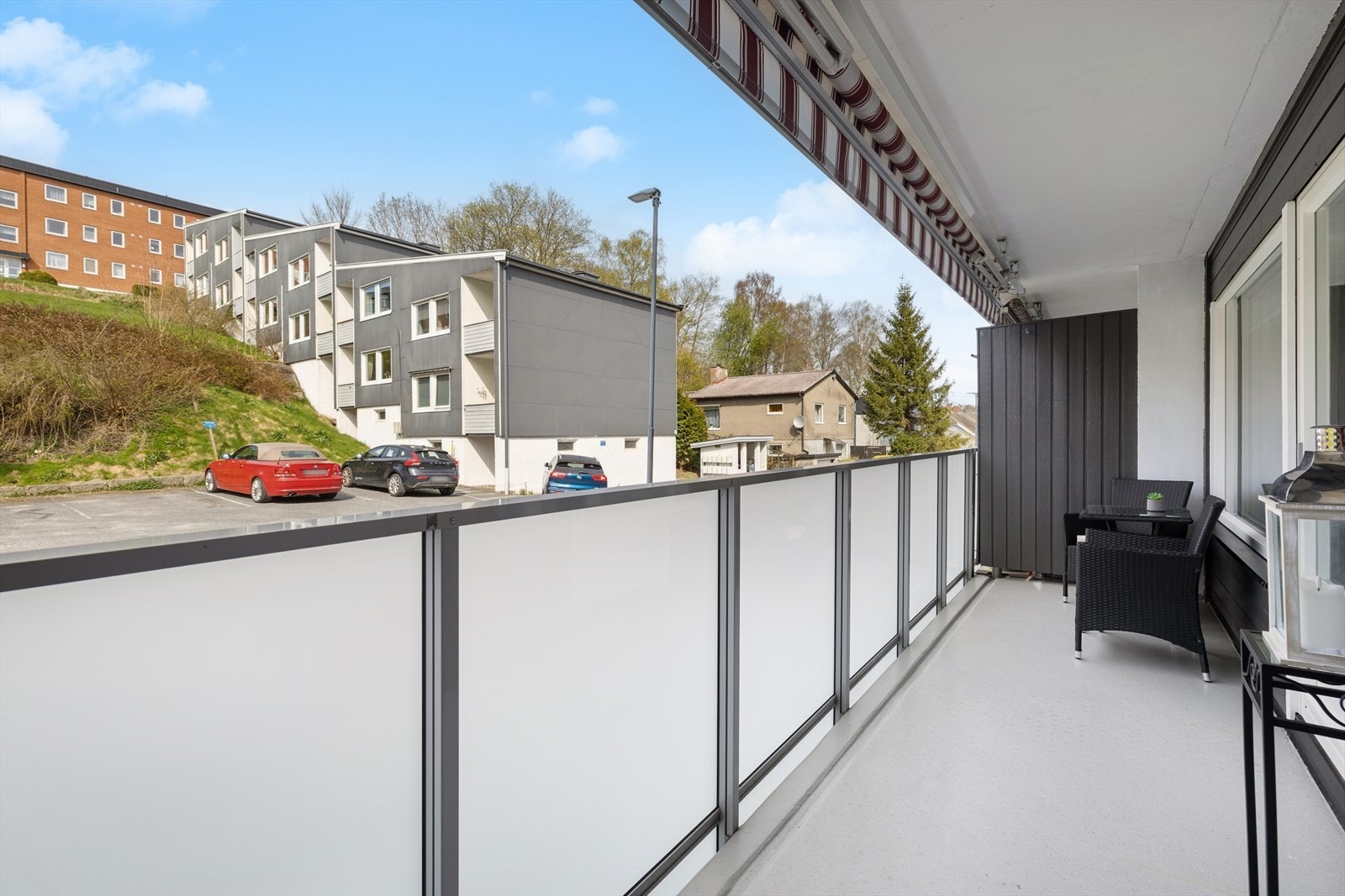 Stor balkong med markise Galleribilde