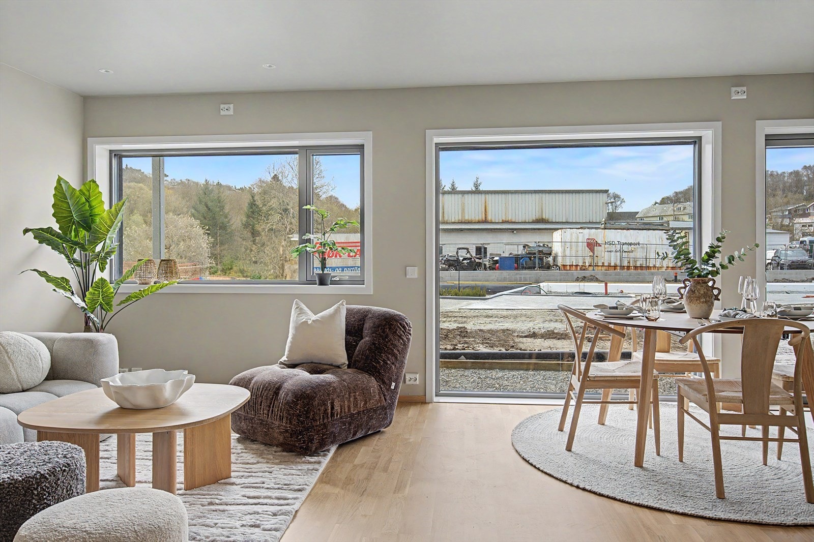 Store vindusflater gir mye naturlig lys Galleribilde