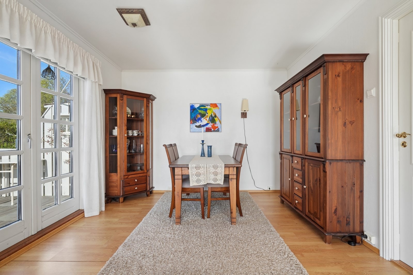 Fra spisestuen er det direkte utgang til terrassen via doble verandadører. Galleribilde