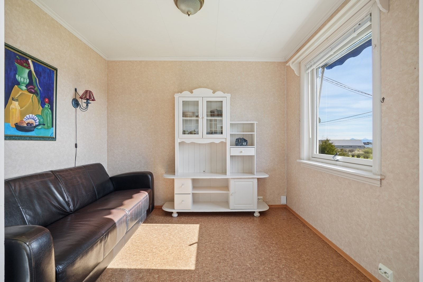 I tilknytning til kjøkkenet er det en hyggelig krok med plass til en liten sittegruppe. Dette er opprinnelig et godkjent soverom. Galleribilde