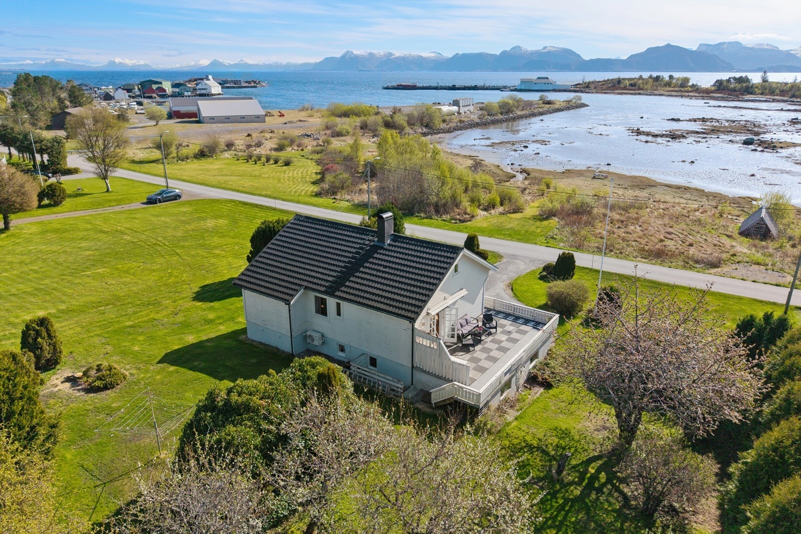 Stor eiertomt med flott utsikt! Boligen har en stor, øst- og sørvendt terrasse på ca. 38 m² over den integrerte garasjen. Galleribilde