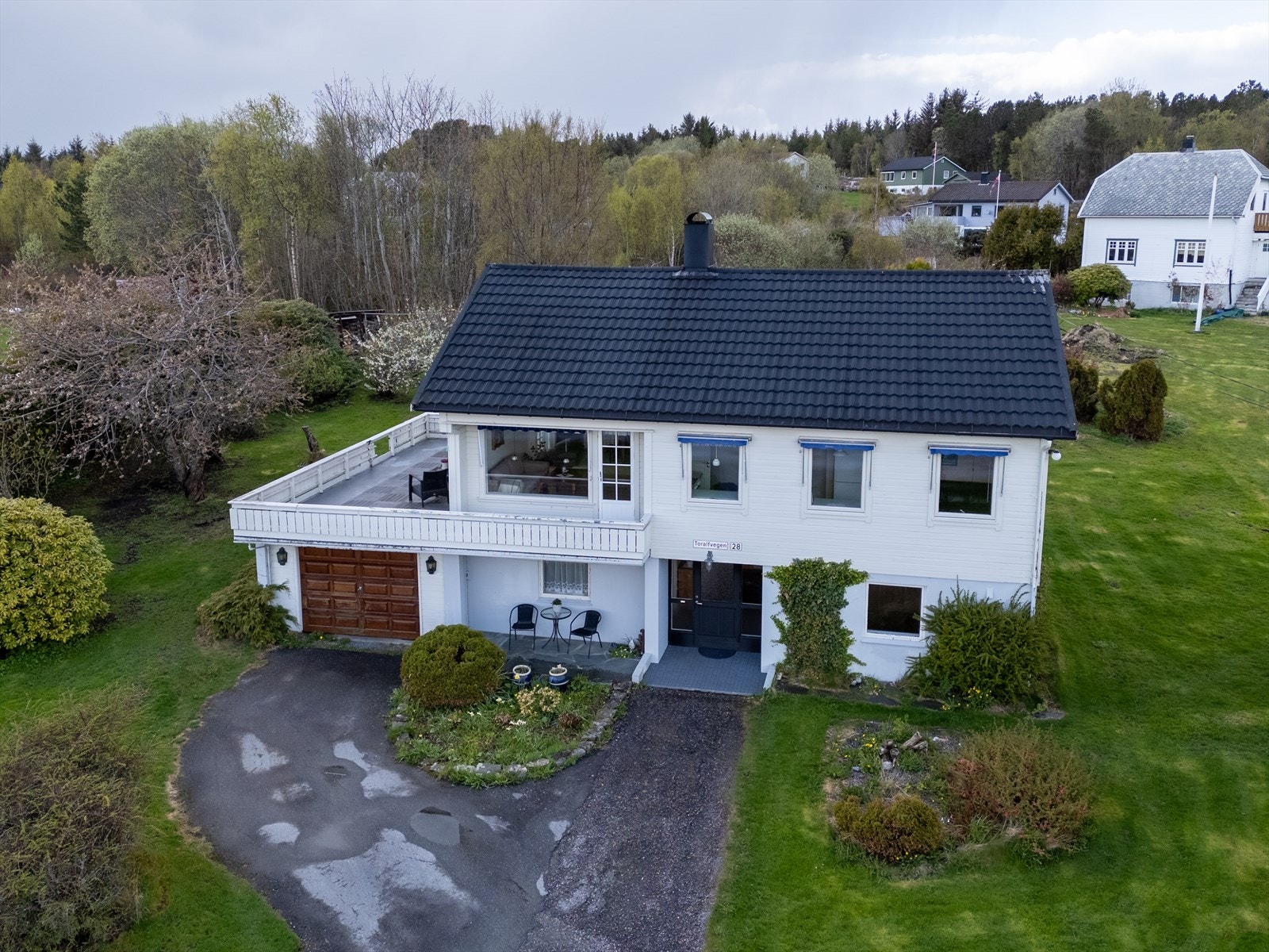 Yttertaket er tekket med decra metallpanner, montert rundt år 2000. Galleribilde