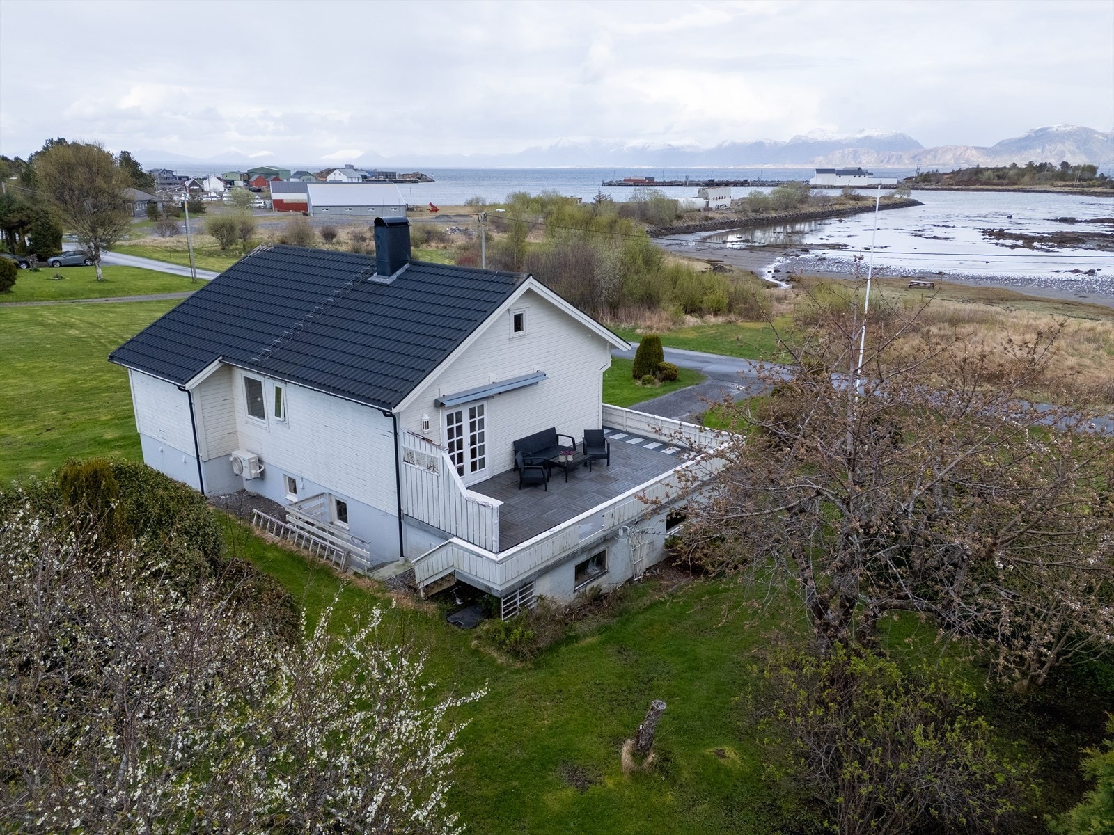 Eiendommen ligger i et landlig og kystnært miljø, med kort vei til sjøen og dagligvarebutikk. Galleribilde