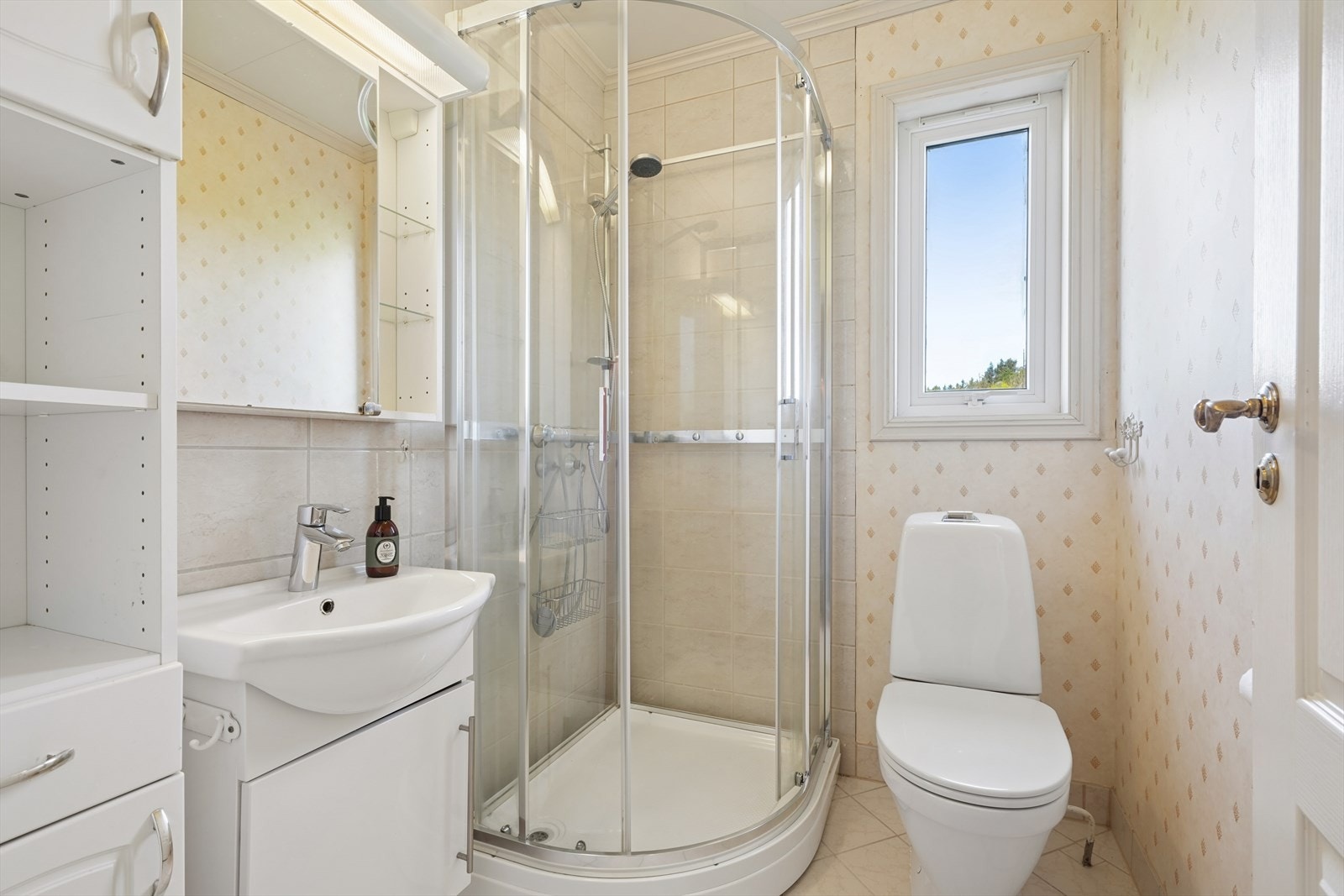 Badet i første etasje har varmekabler i gulvet og ble oppgradert i 1999. Galleribilde
