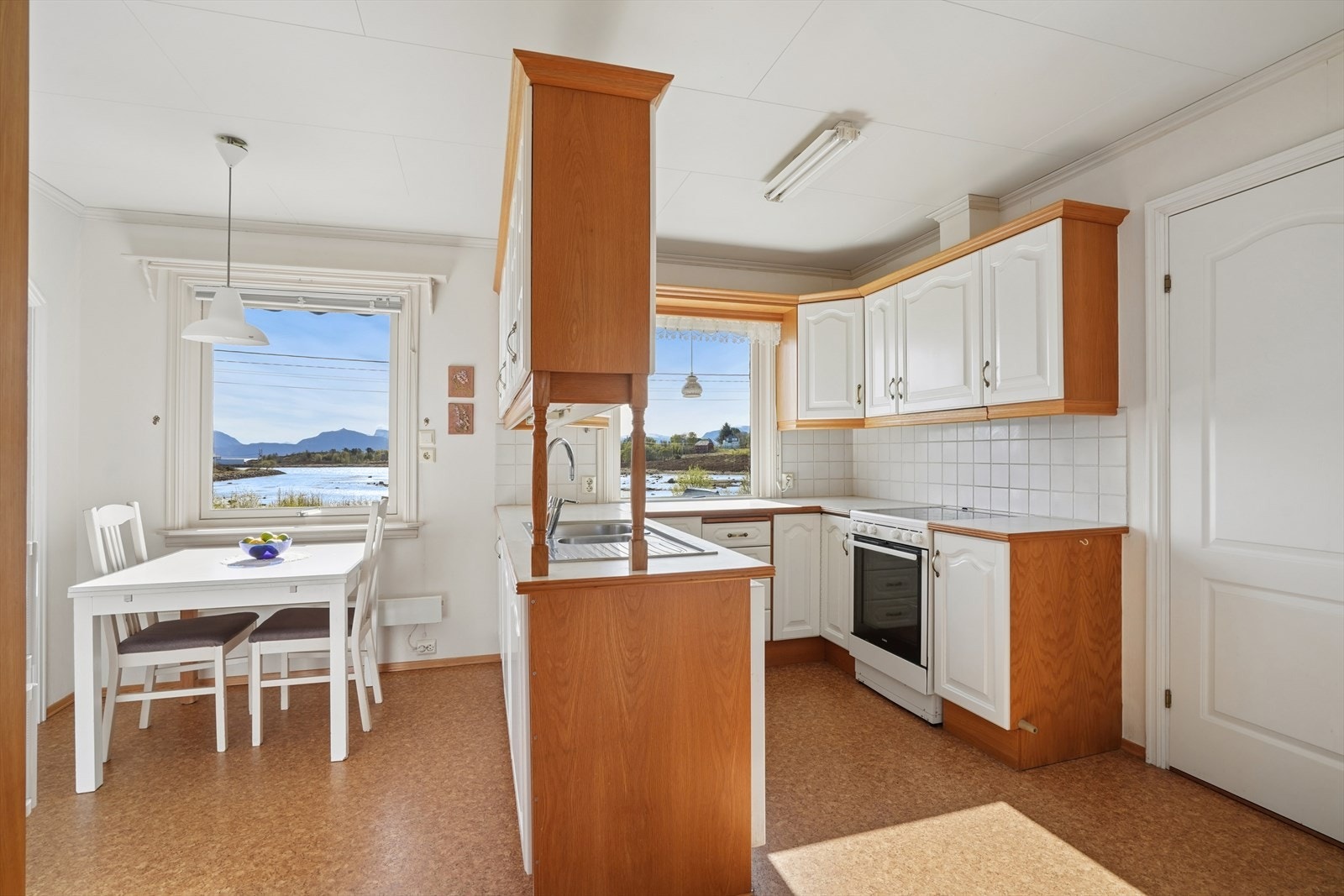 Kjøkkeninnredning fra Kvalsvikkjøkken med malte, profilerte fronter i eik. Galleribilde
