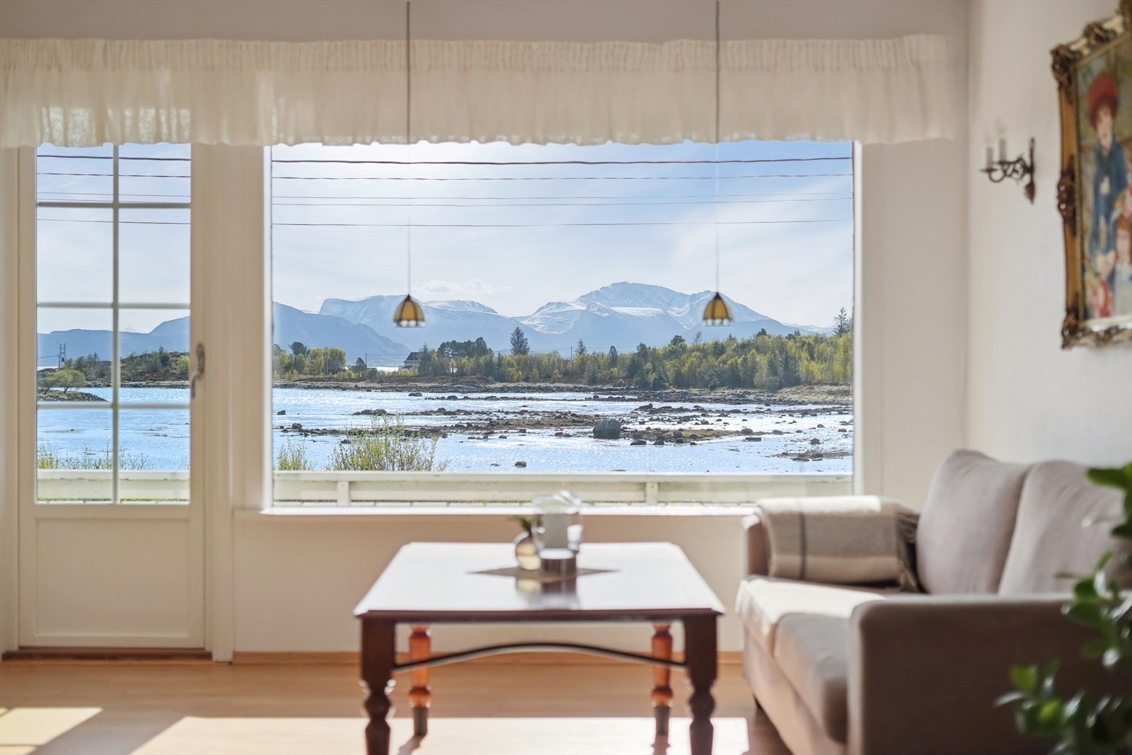 Utsikten mot havet og fjellene blir en del av interiøret. Ekte idyll! Galleribilde