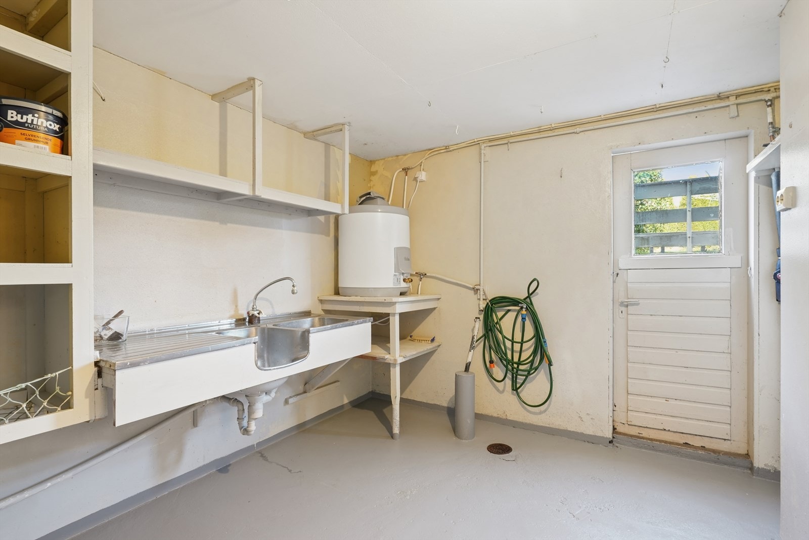 Praktisk vaskerom med egen utgang til hagen, utstyrt med en nyere 110-liters varmtvannsbereder. Galleribilde