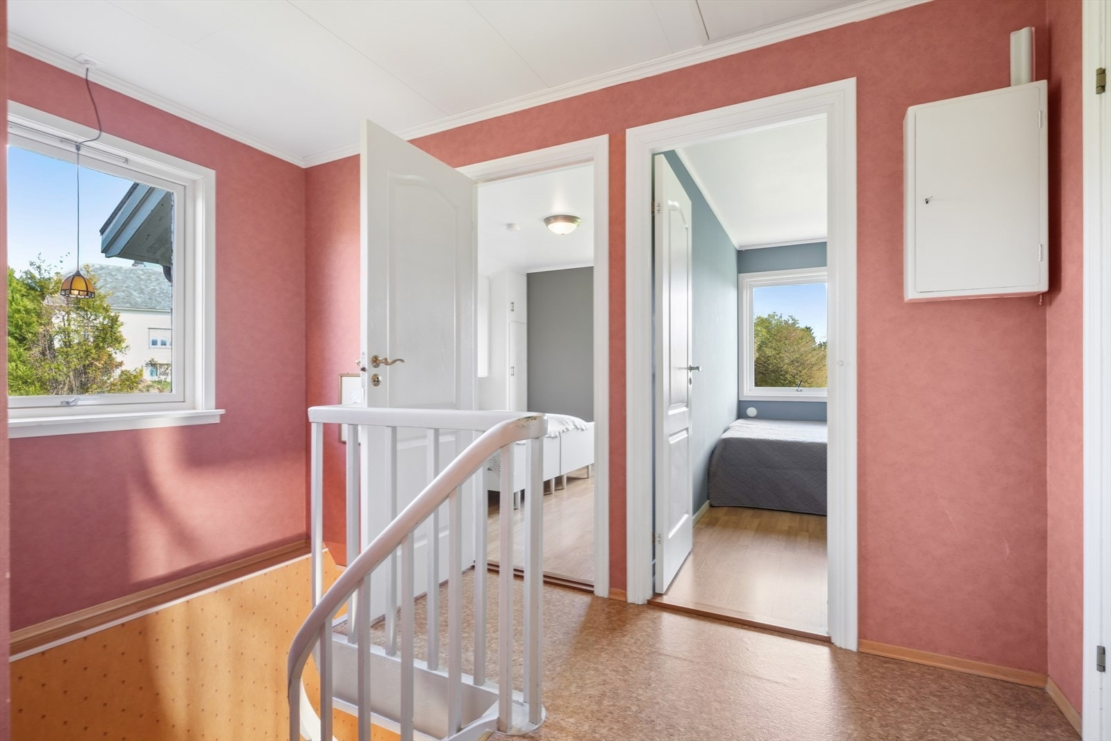 Innvendig trapp forbinder etasjene. Galleribilde