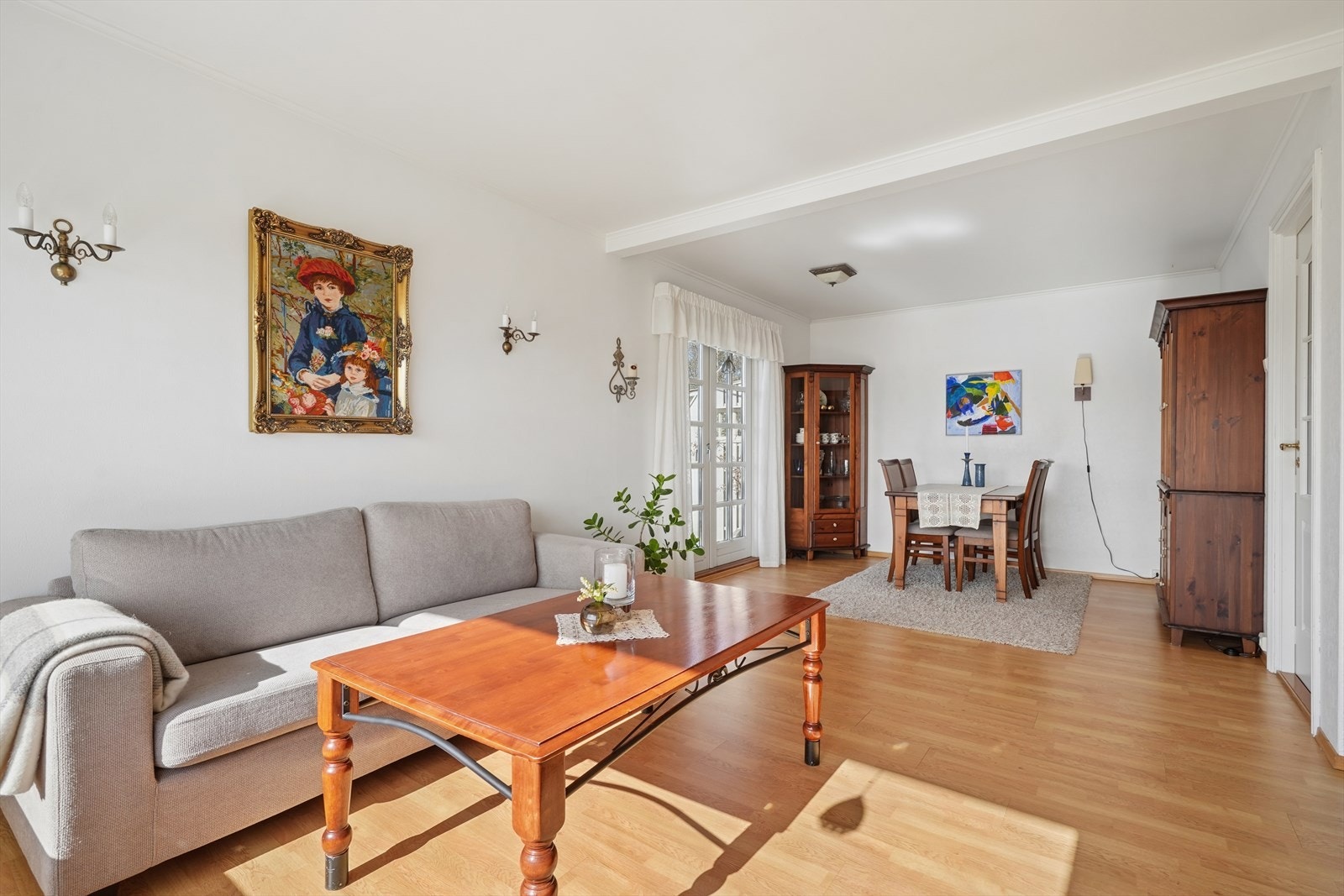 Gulvene i stuen og på soverommene i første etasje har laminat. Galleribilde