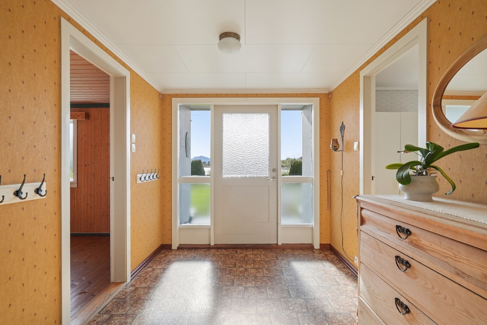 Lys entré i første etasje ønsker velkommen inn. Galleribilde