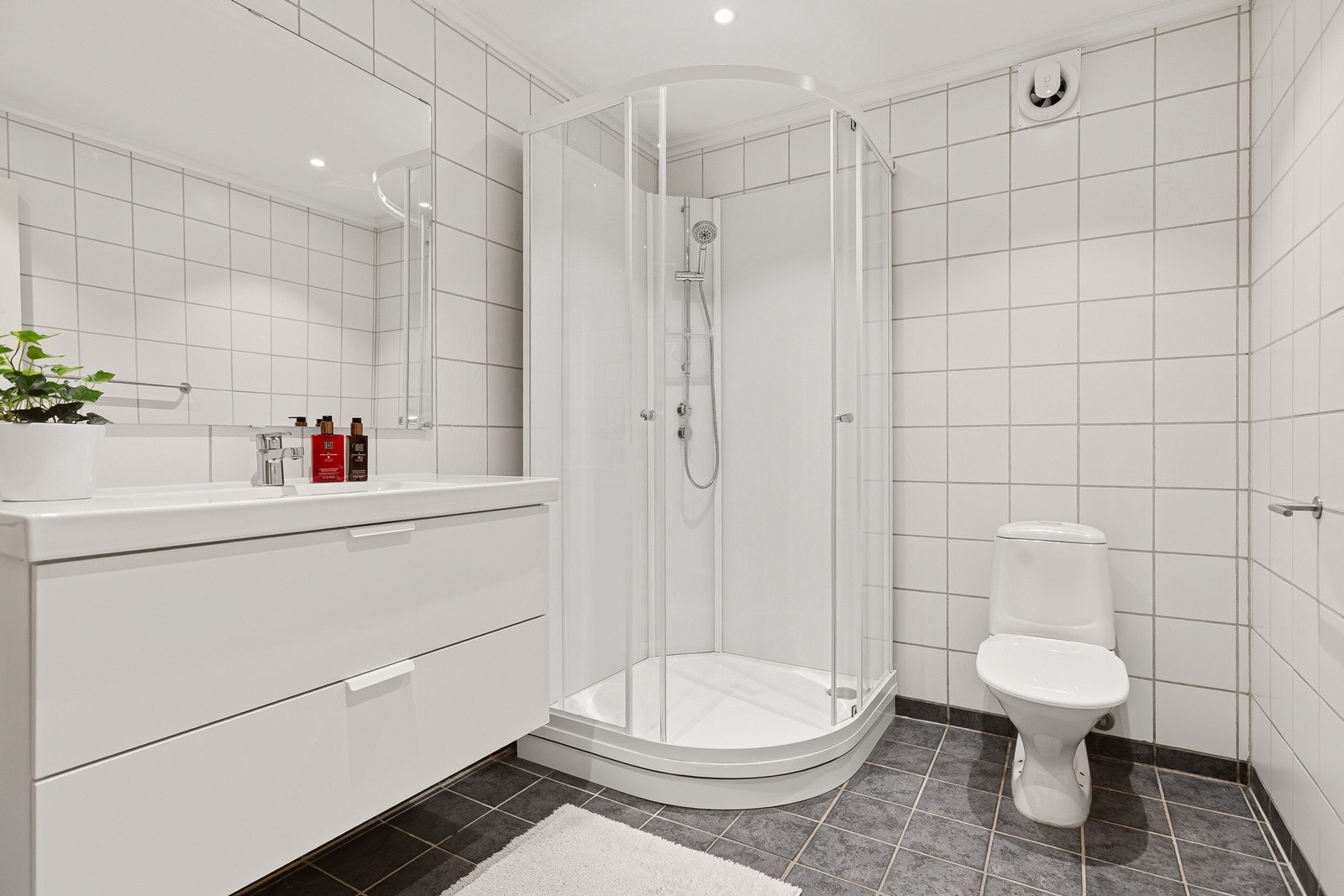 Det er 2 bad i boligen - her fra badet i underetasjen Galleribilde