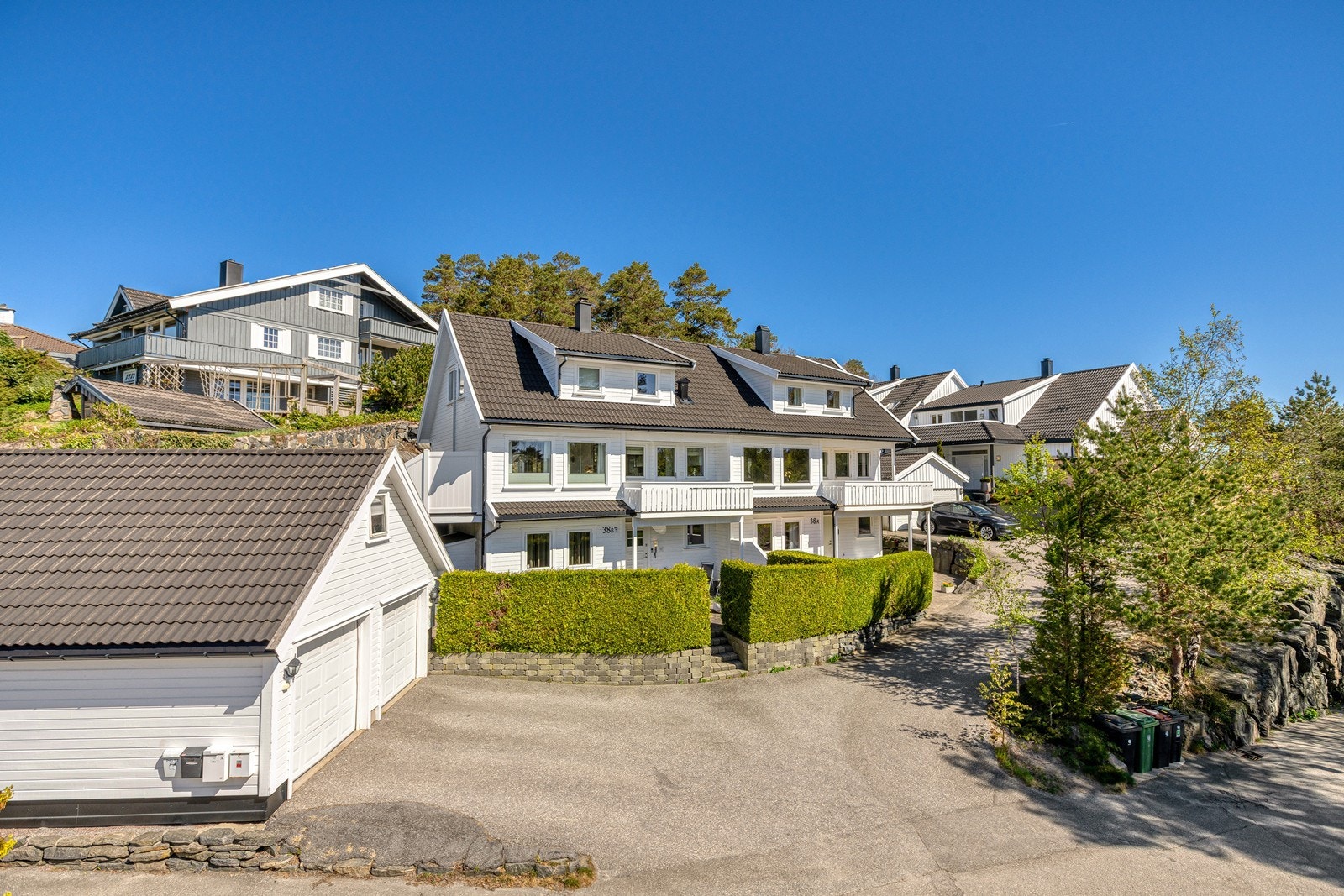 Nabolaget byr på trygghet, lite støy og nærhet til skog og mark, samt gode offentlige transportmuligheter Galleribilde