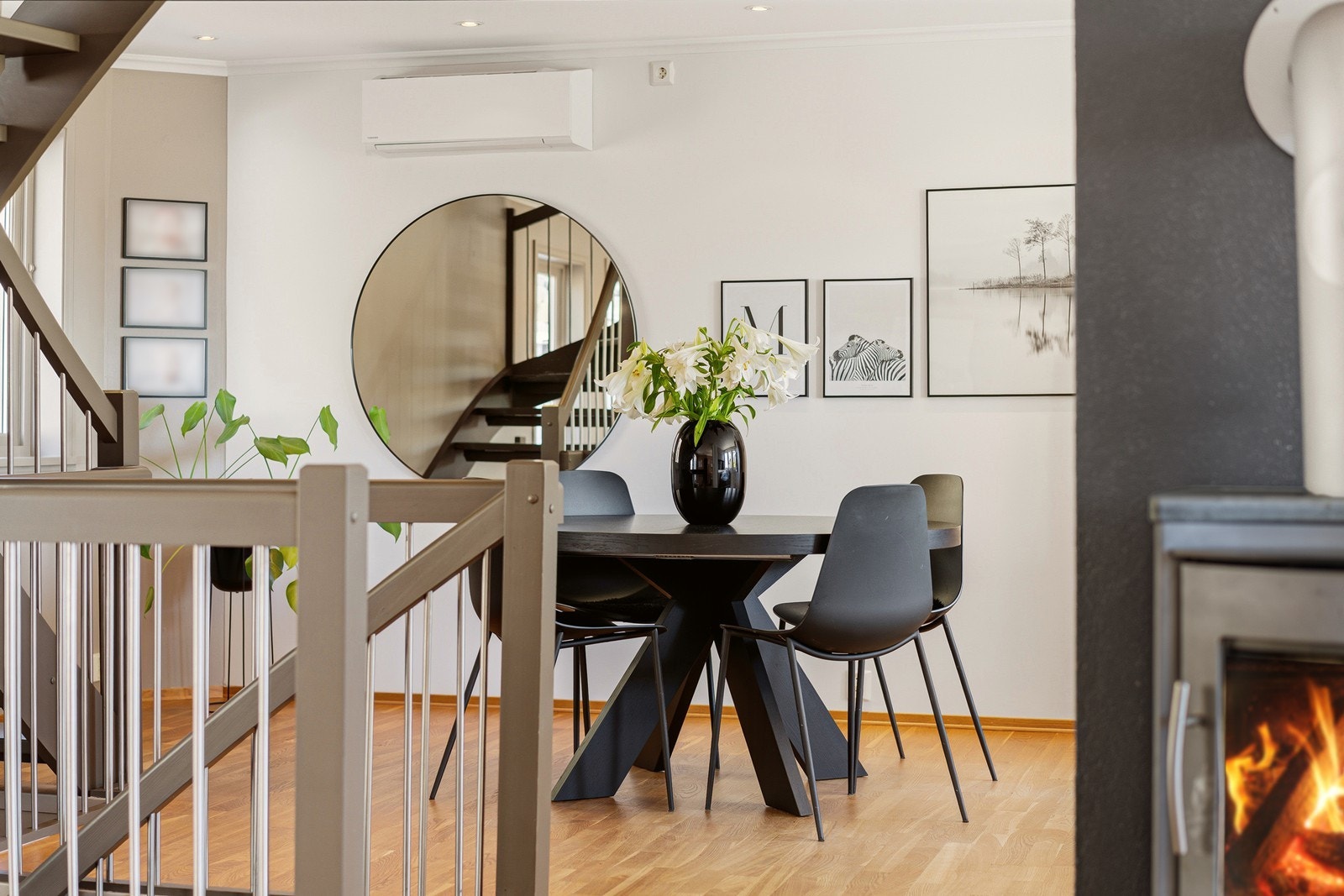 I stuen er det både peisovn og varmepumpe som gir ønsket inneklima året rundt! Galleribilde
