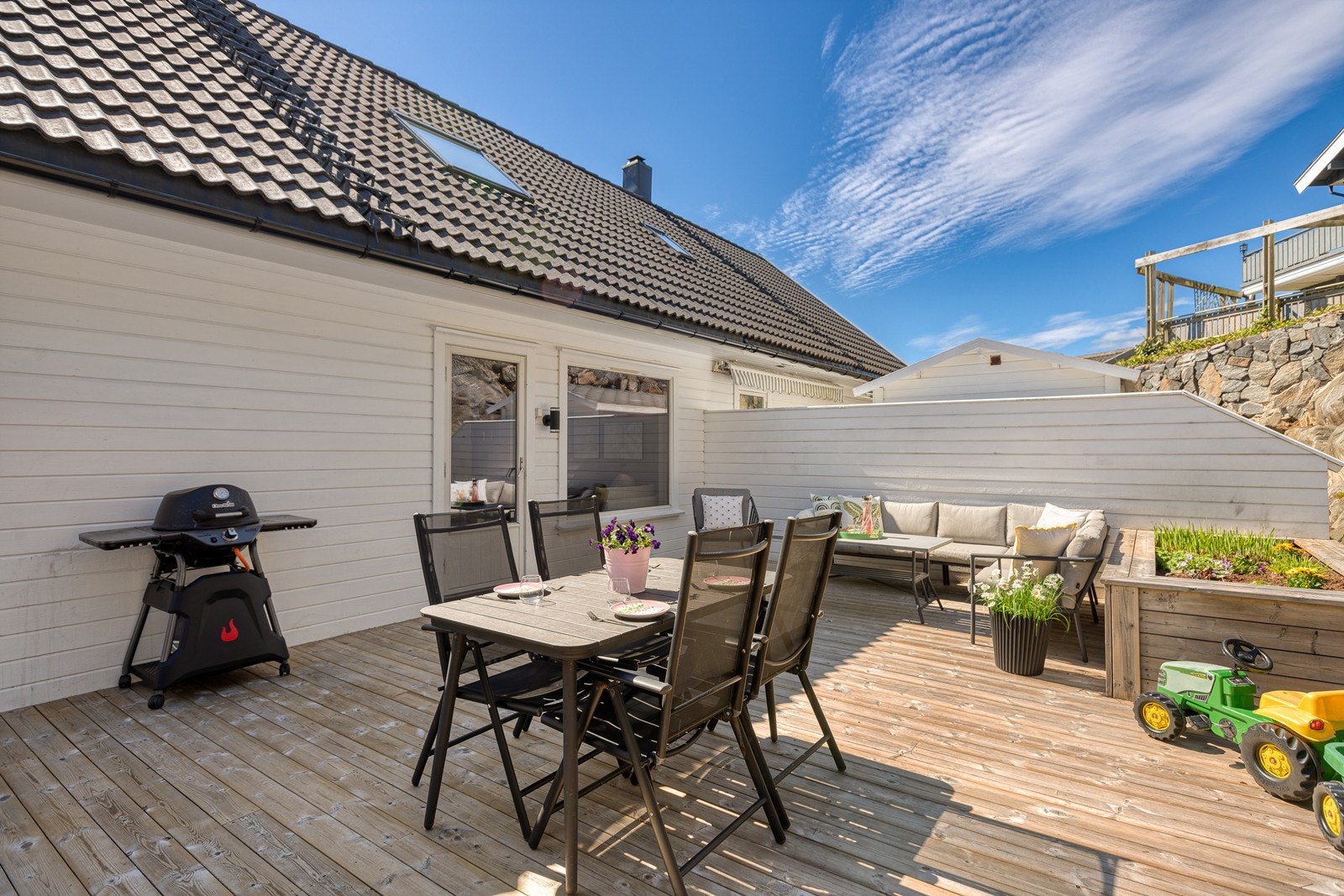 Terrassen er lun og godt skjermet med god plass til utemøbler, grill og beplantning Galleribilde