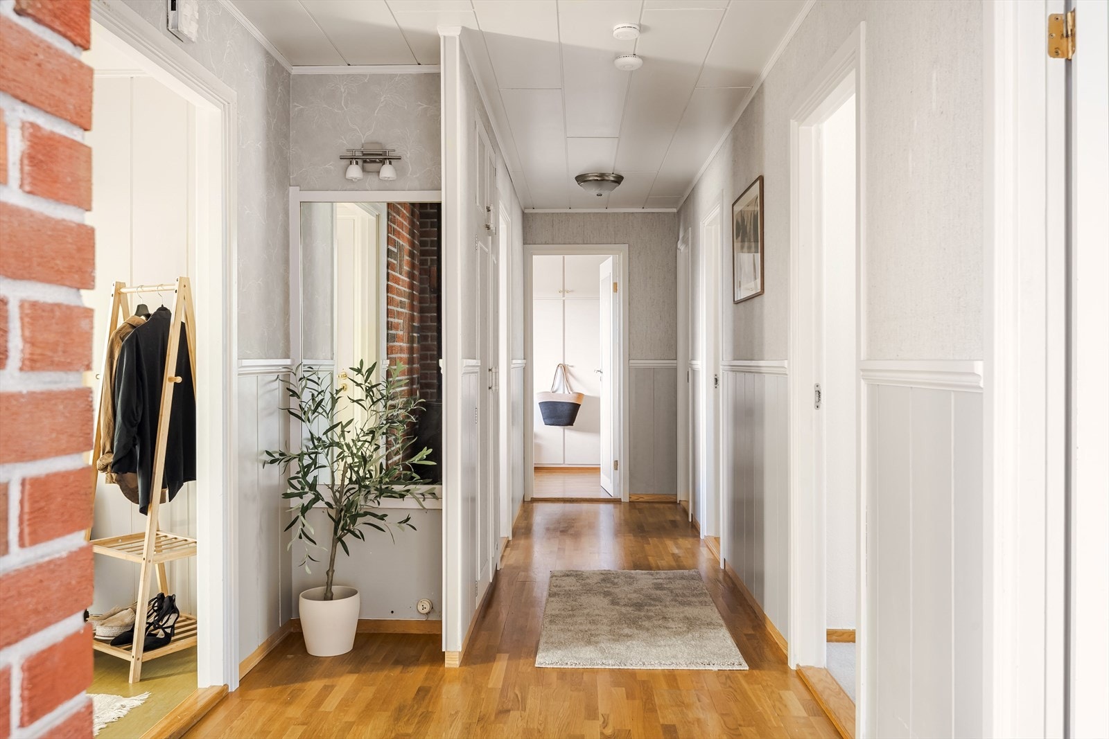 Du ønskes velkommen inn via en gang med god plass til yttertøy og sko. Galleribilde