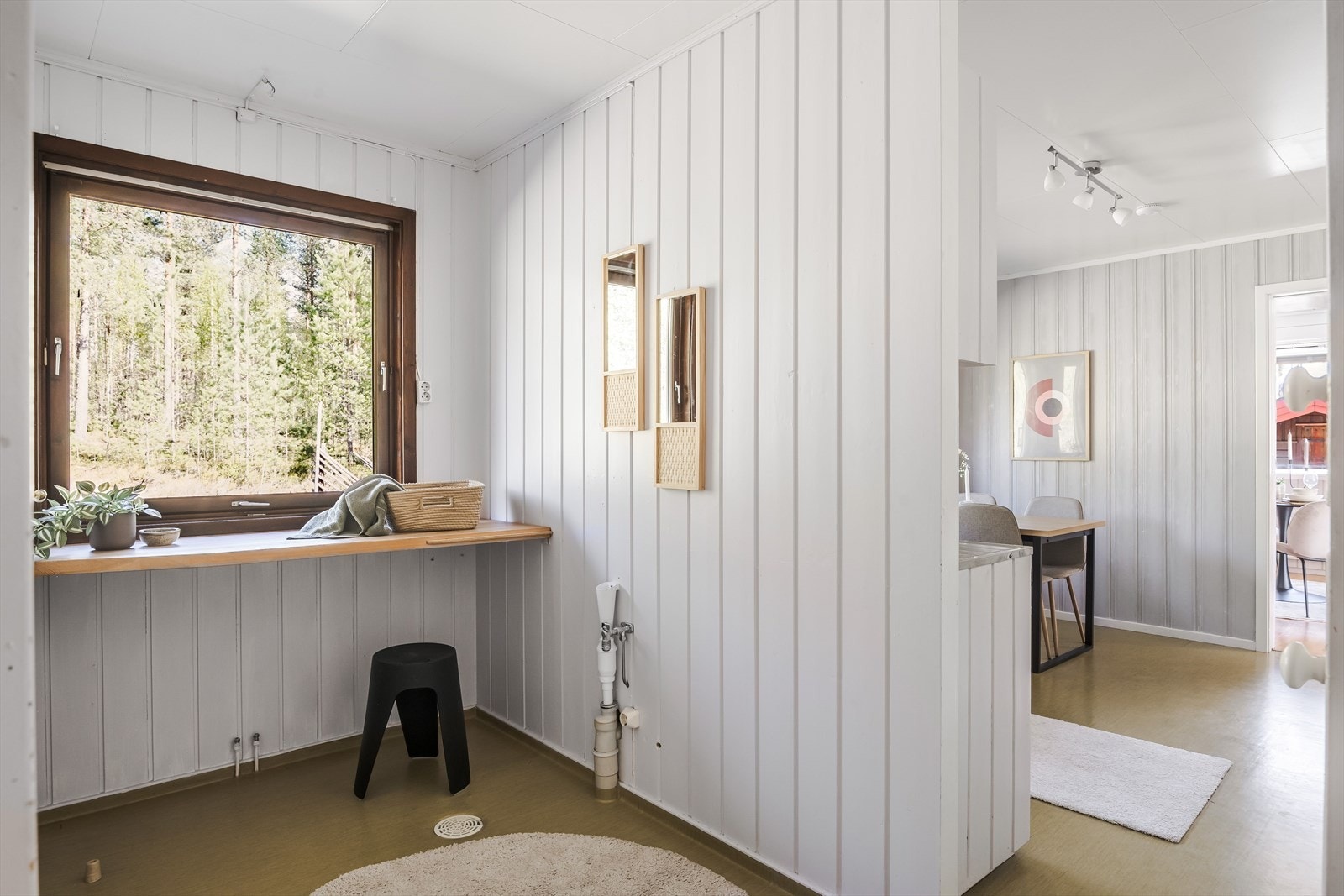 I tilknytning til kjøkkenet er det et grovkjøkken/vaskerom med opplegg for vaskemaskin. Galleribilde