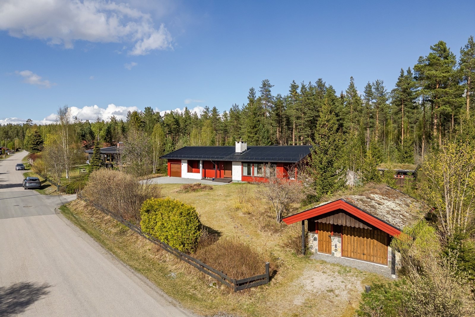 Eiendommen har en flott og barnevennlig beliggenhet, med kort vei til barnehage, skole, dagligvare og sentrum. Galleribilde