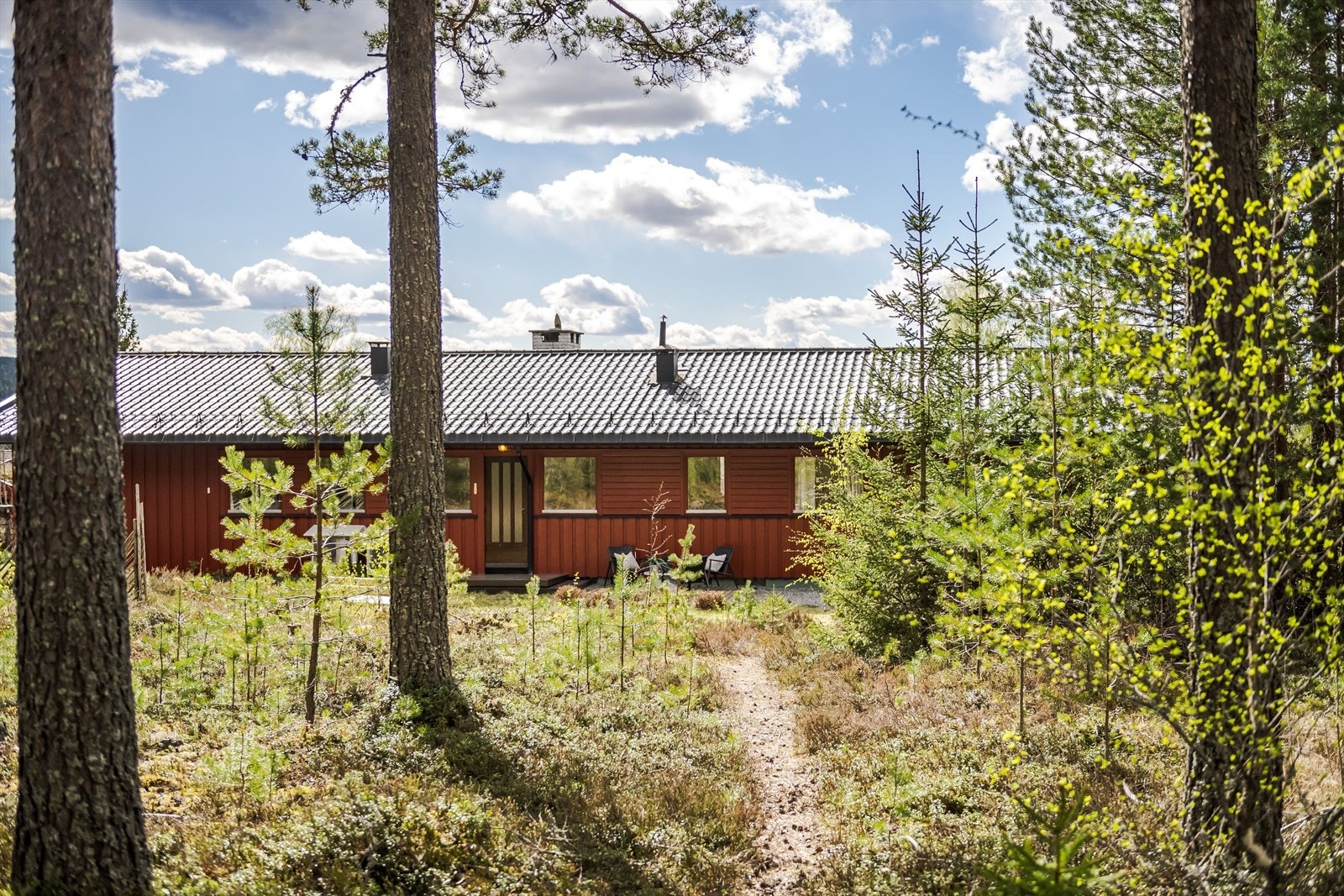Boligen ligger i skogkanten ved Svartholtet og har umiddelbar nærhet til turstier. Galleribilde