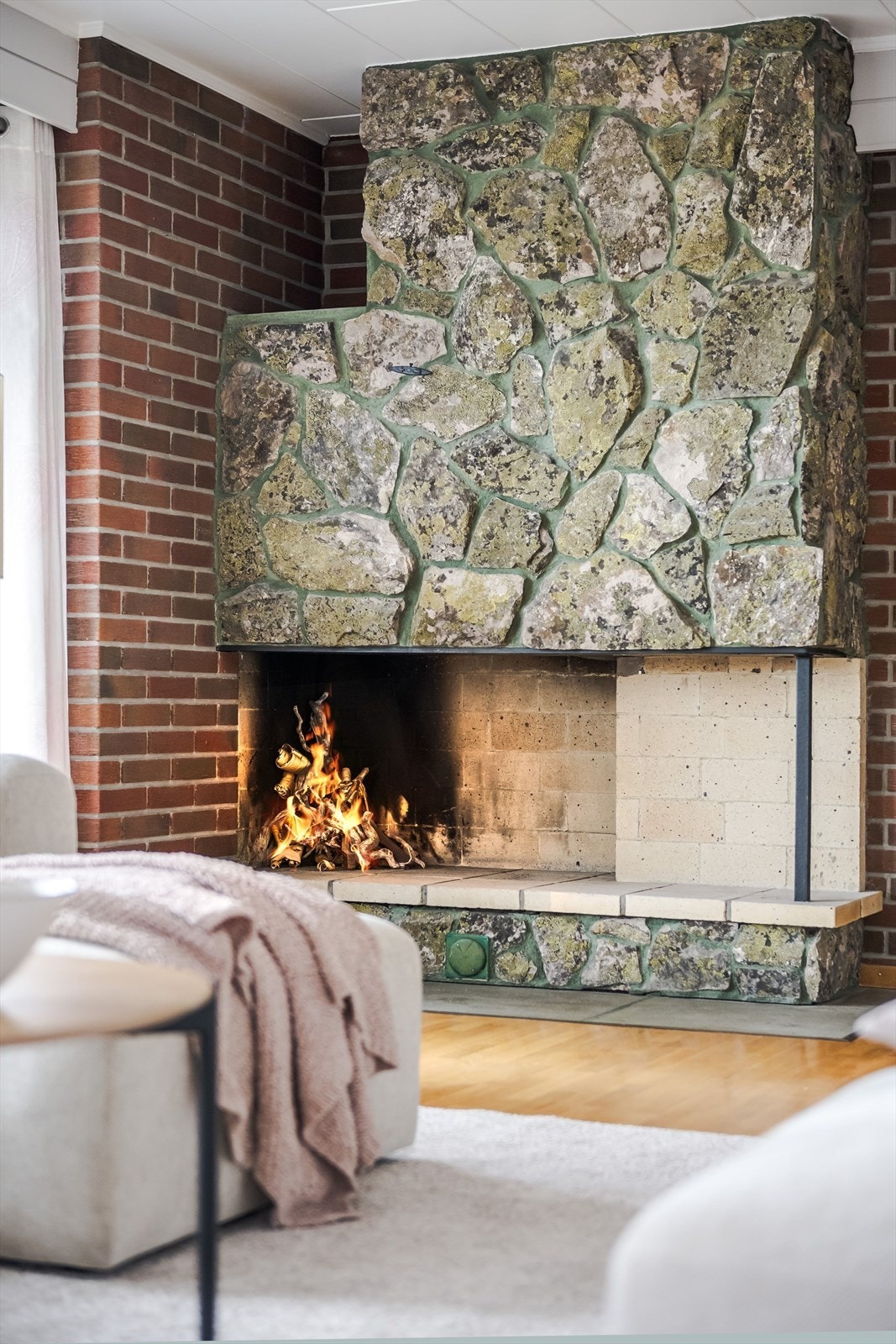 Flott, åpen peis forblendet med naturstein i stuen som sikrer ekstra varme og hygge på kaldere dager. Galleribilde