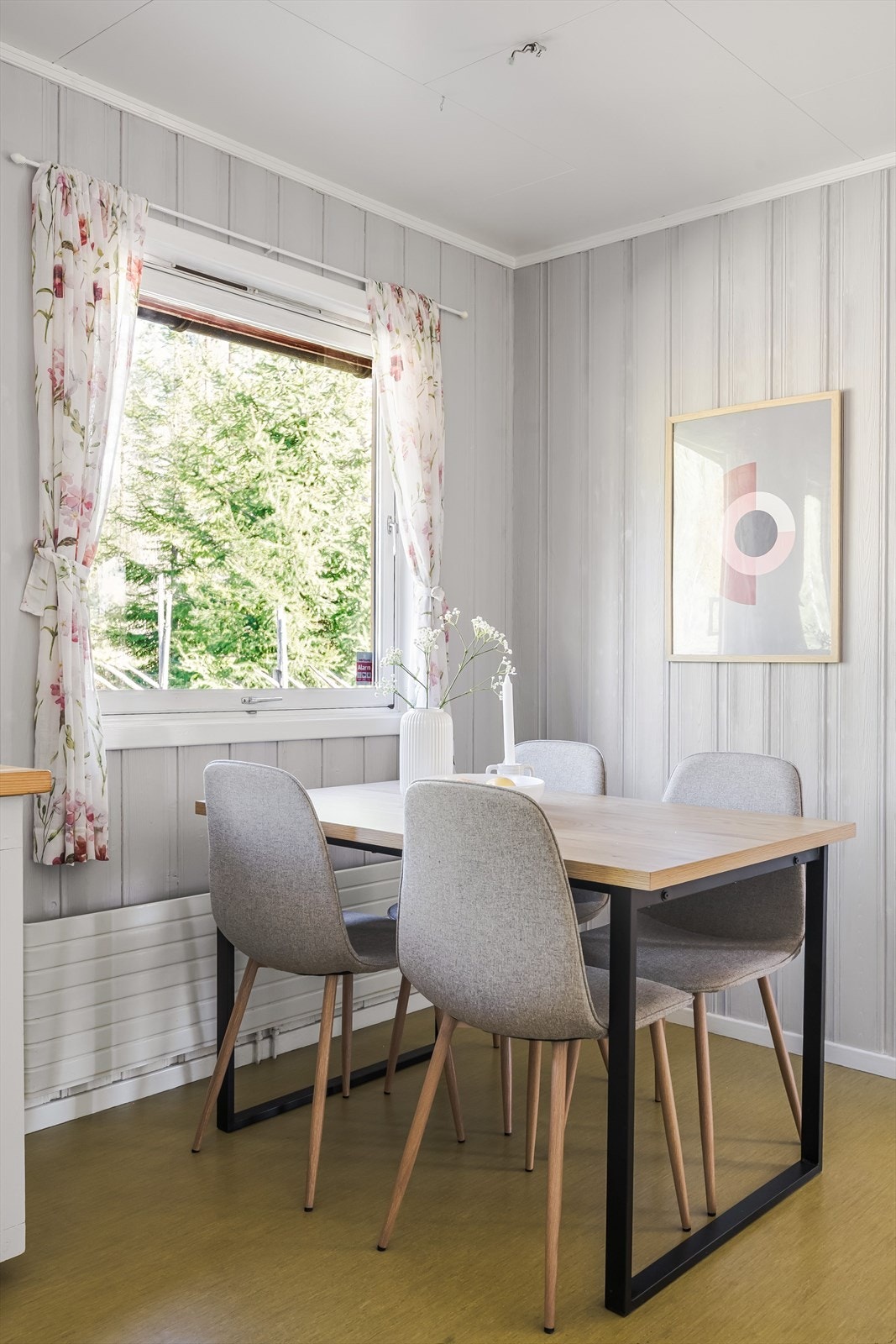 Kjøkkenet har en naturlig plass til spisebord foran vinduet. Galleribilde