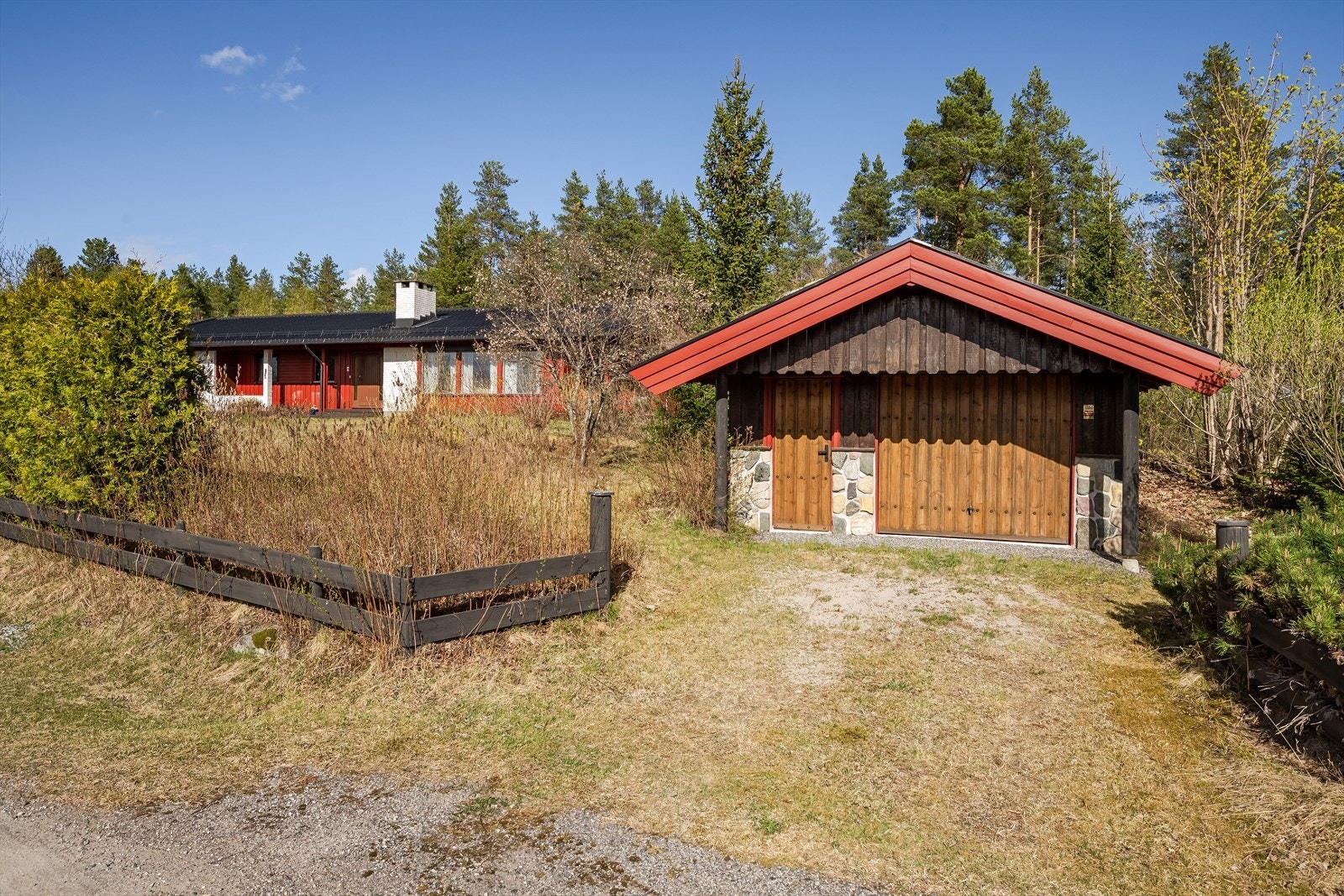 I tillegg til den inntilbygde garasjen er det en frittstående garasje med bod på eiendommen. Galleribilde