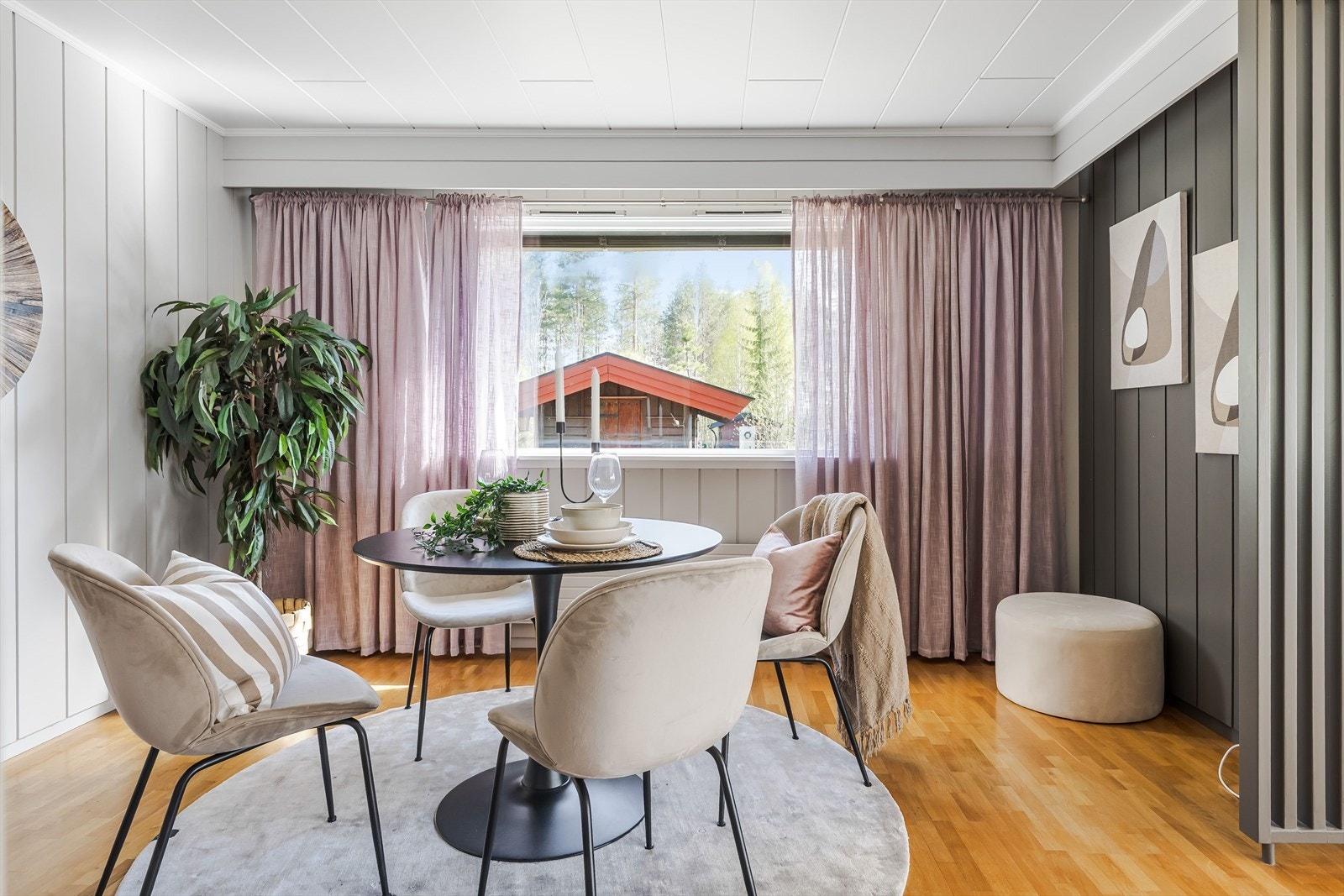 Spisestuen har et stort vindu som slipper inn mye naturlig lys. Galleribilde