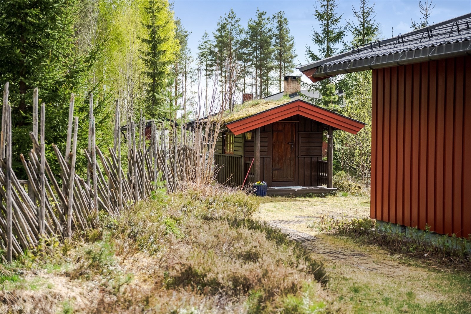 Eiendommen er også bebygd med en lekestue med et gulvareal på ca. 5 kvm samt et overbygget inngangsparti med platting. Galleribilde