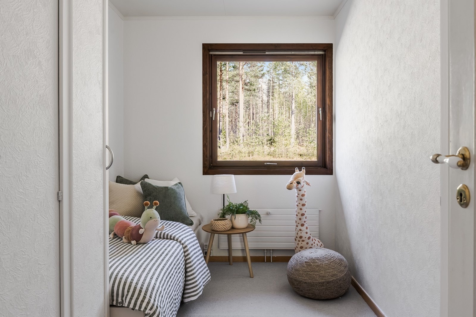 Soverom 2 er et lunt og koselig rom med utsyn mot skogen. Galleribilde