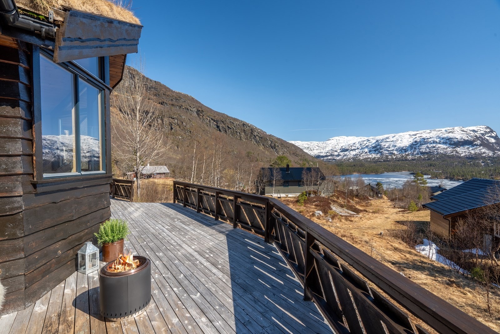 Terrassearealer på ca. 80 kvm omkranser store deler av hytten og gir svært gode muligheter for ulike oppholdssoner gjennom dagen. Galleribilde