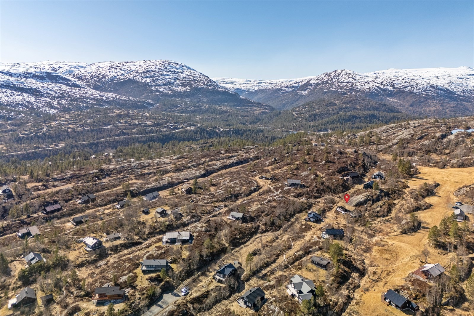 Seljestad/Løyning er en ypperlig base for dagsturer i regionen, med kort vei til populære turmål som Trolltunga, Bondhusvatnet, Buerbreen, Kinsarvik og Rosendal Galleribilde