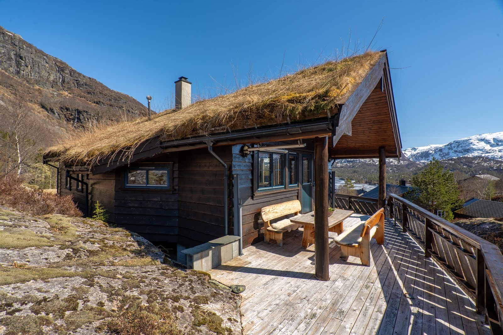 Overbygget del av terrassen med varmelamper. Her nytes solen fra lunsjtider til sen kveld, med god plass til utemøbler og hyggelige måltider ute Galleribilde